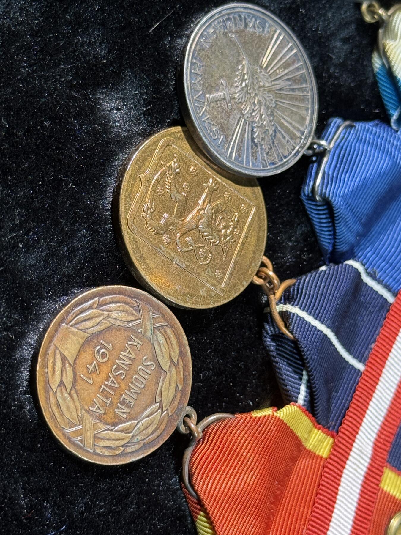 戎马世界章牌大赏第110期 芬兰 继续战争联排 二级继续战争自由奖章 继续战争纪念奖章 一级带金十字白玫瑰奖章(银制） 老兵奖章带25周年勋条