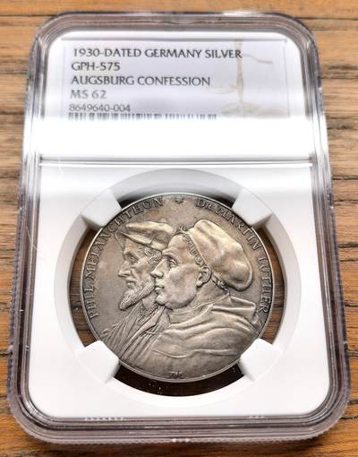 凡希社世界钱币微拍第三百十九期 - 1930德国奥格斯堡信纲400周年纪念银章NGC-MS62，正面浮雕为马丁·路德与奥格斯堡信纲的主要起草人菲利普·梅兰希通的双人肖像，二人是宗教改革的核心领袖。背面中央描绘了一本摊开的圣经，刻有新教核心教义“SOLA FIDE”（唯独因信），下方是奥格斯堡市的市徽。双头像版本稀见。