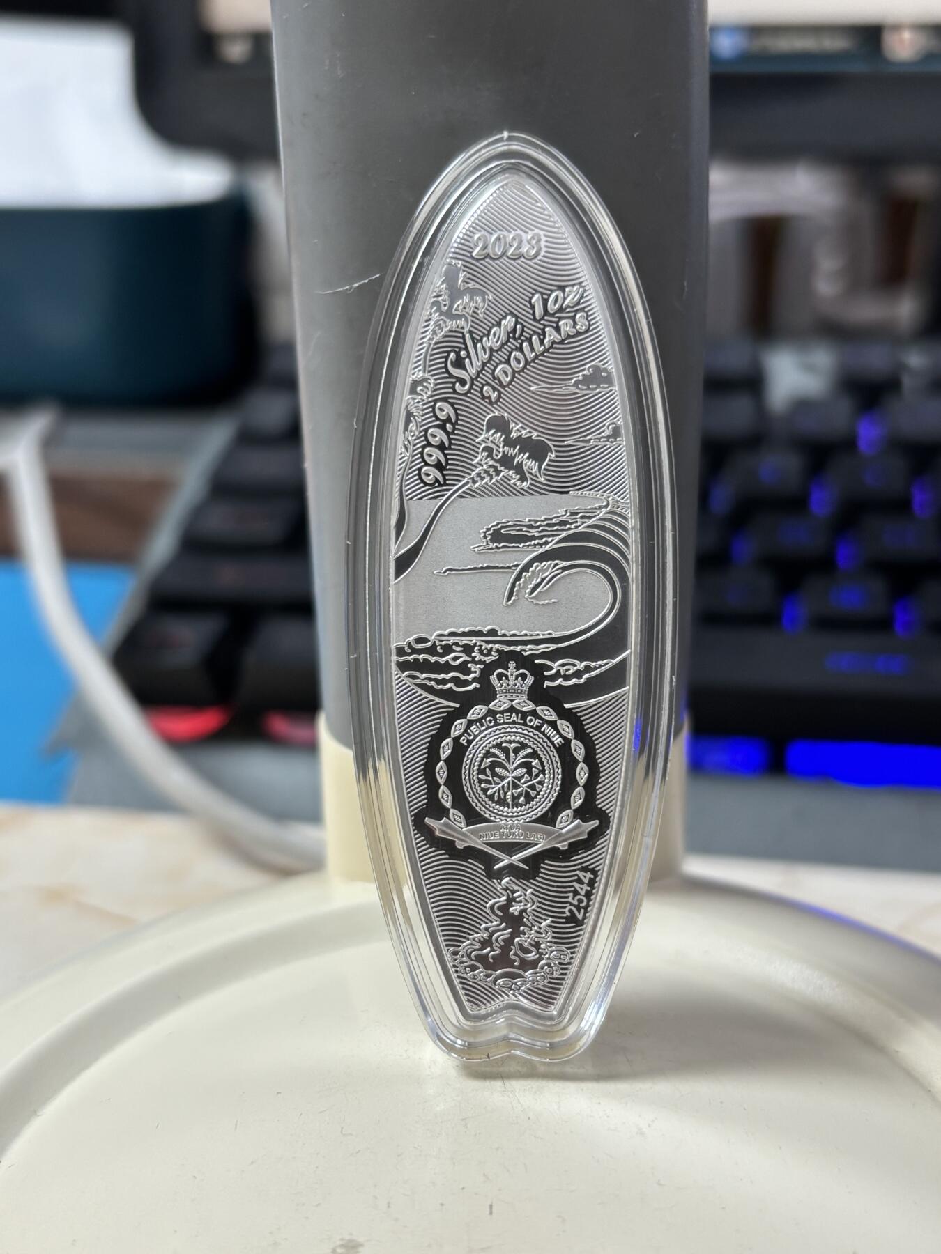 第189期拍卖 纽埃2023年冲浪板1盎司异形彩色纪念银币，999银，发行3000枚