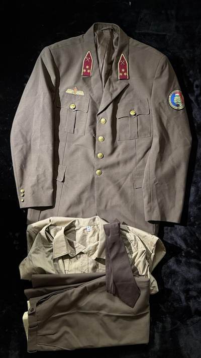 戎马世界章牌大赏第110期 - 匈牙利工兵上尉军服一套，含领带，常服，衬衫，外裤