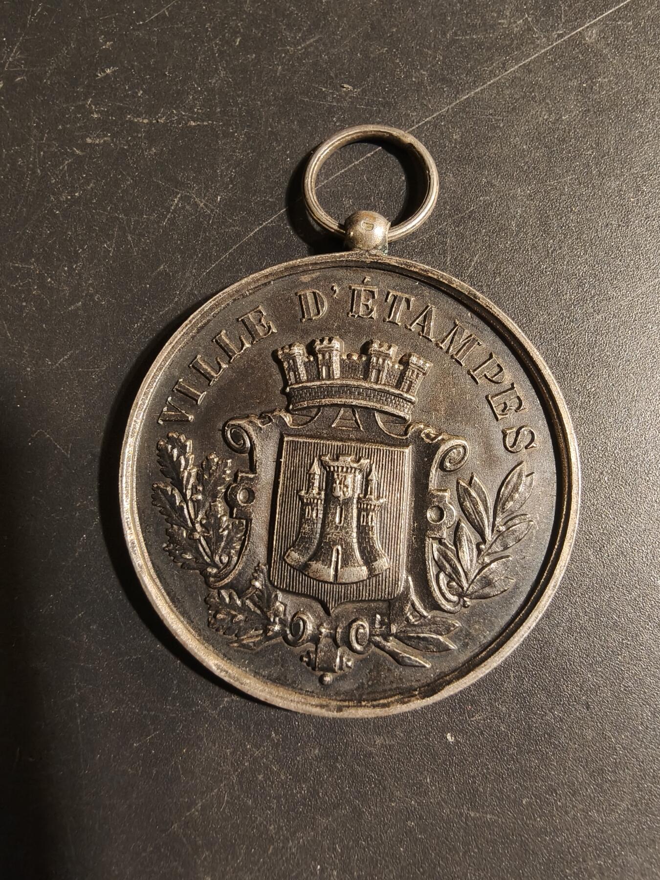 老王徽章第179期 法国1885年埃唐普市大型音乐竞赛大银奖章     野猪头银标     直径40mm    重量25.8g