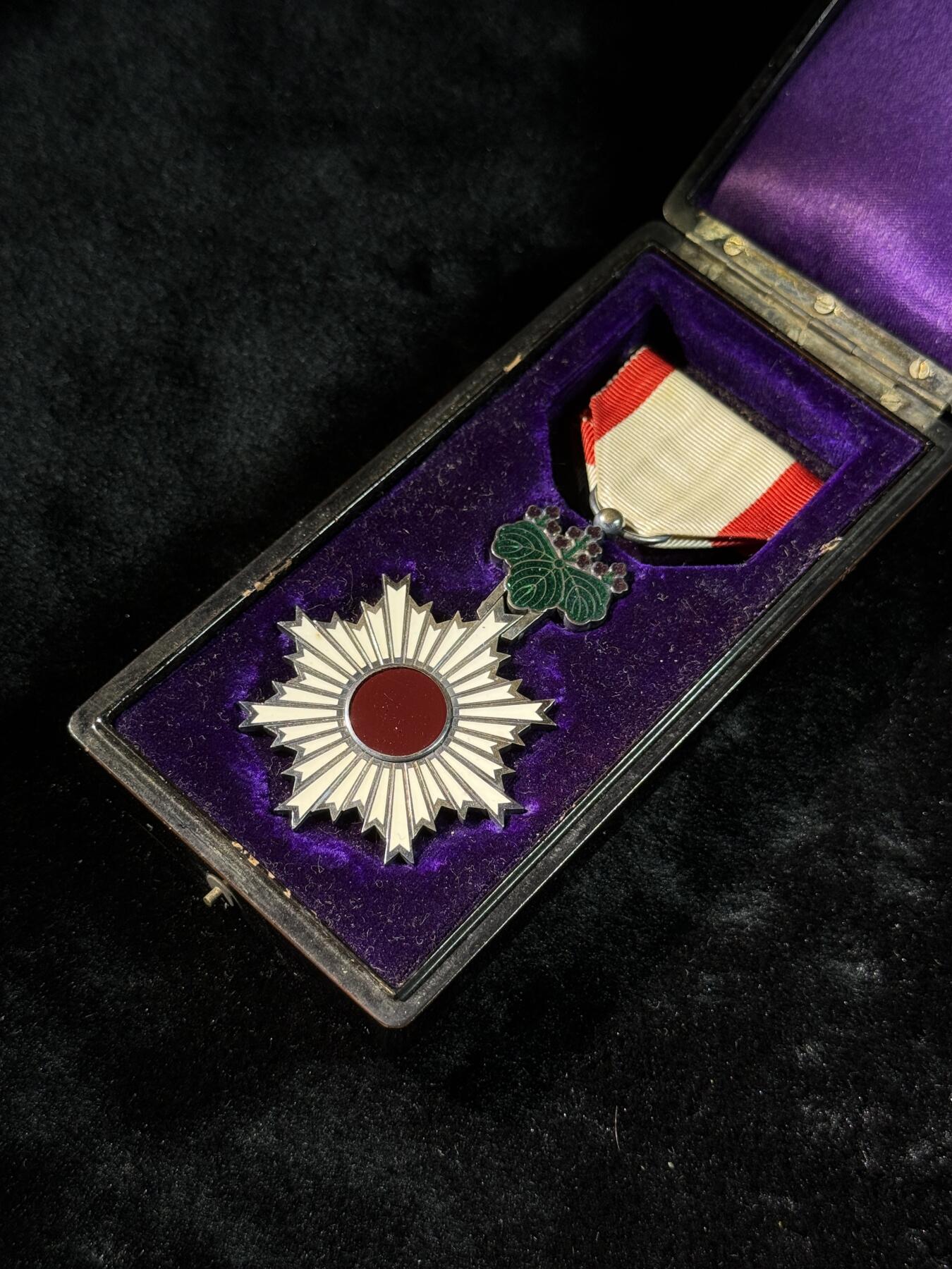 戎马世界章牌大赏第110期 日本勋六等旭日章，银制，盒子盒扣缺失，上挂缺少挂钩