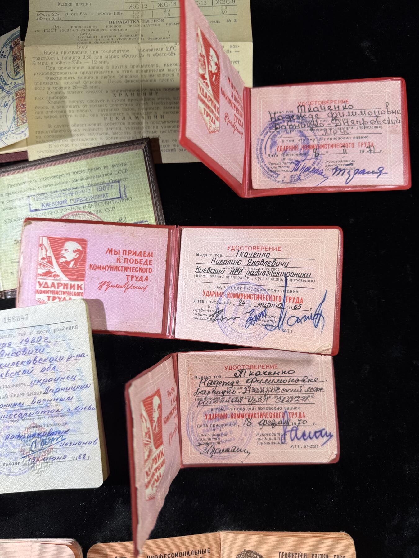 戎马世界章牌大赏第110期 苏联空军飞行侦察员勋章证书与证件一套，带得主相关事迹与履历，得主曾驾驶飞机（推测为雅克9R）侦查敌军部队、港口，并在行动中消灭敌军40人，获得红旗勋章