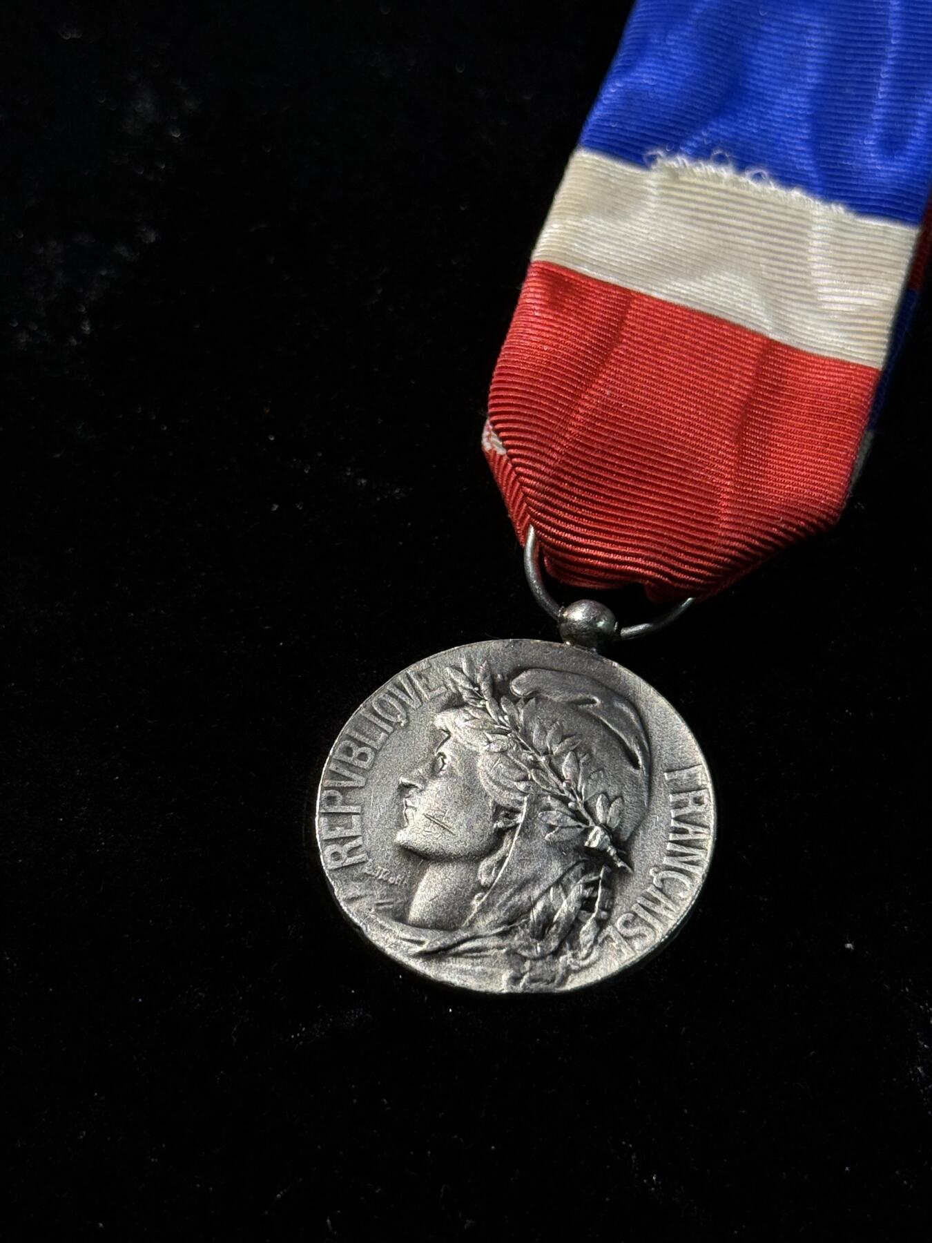 戎马世界章牌大赏第110期 法国劳工奖章