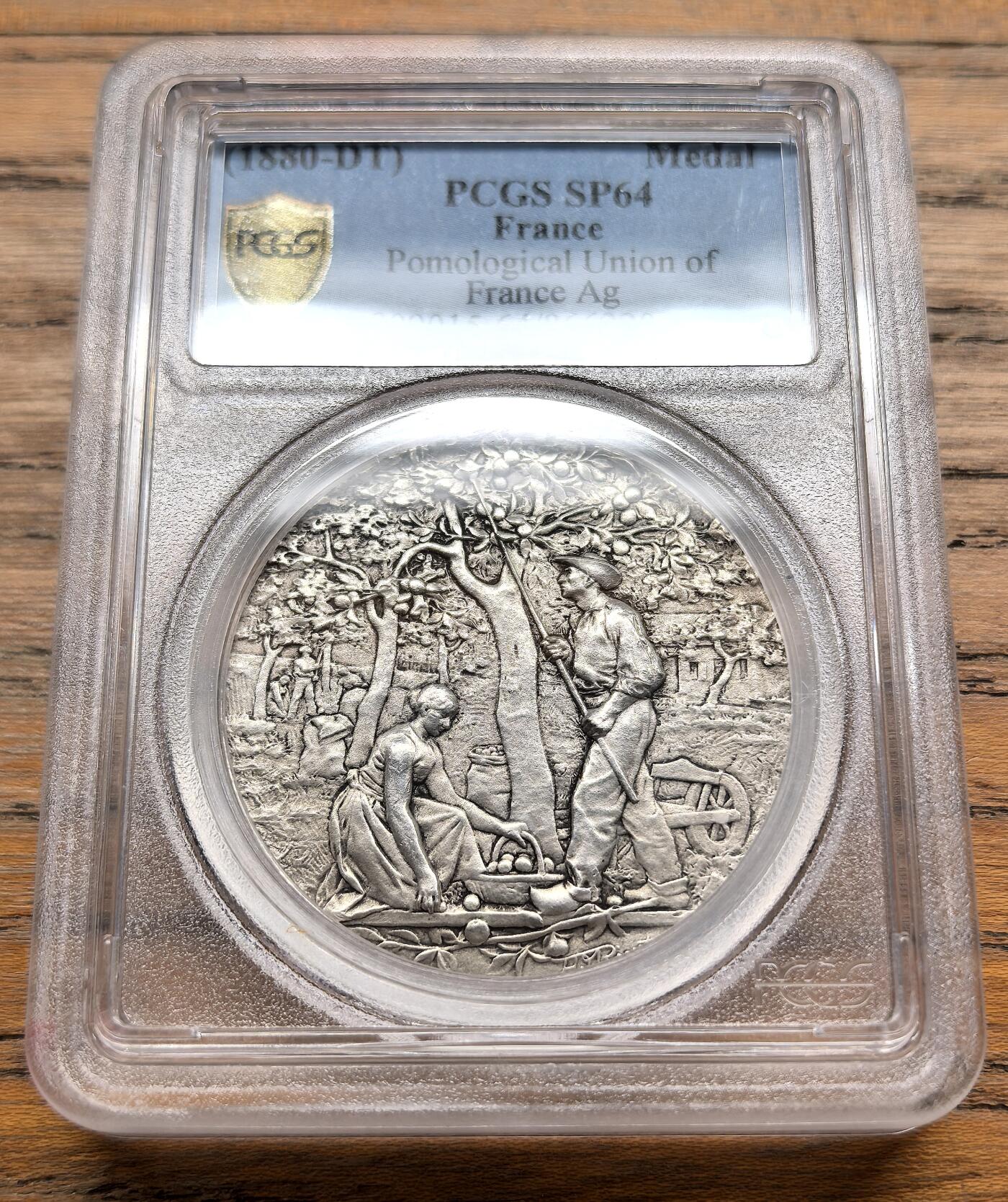凡希社世界钱币微拍第三百十九期 1880法国果树栽培联盟纪念银章PCGS-SP64，法国果树栽培联盟是19世纪法国推广果树种植与培育技术的重要机构，这类章牌通常用于表彰农业领域的贡献或作为行业活动的纪念而特别制作发行。