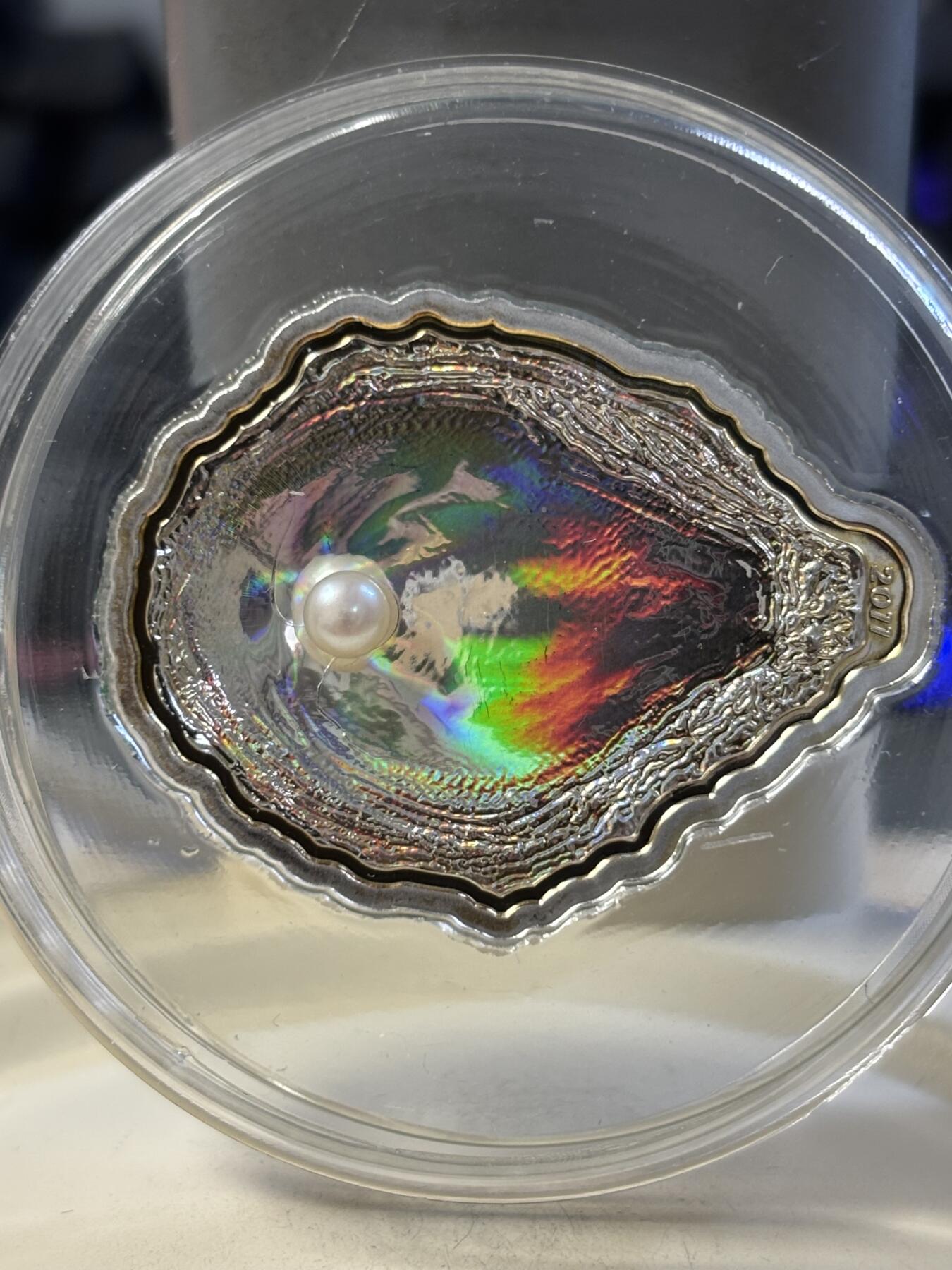 第189期拍卖 获奖帕劳2011年玉蚌含珠镶嵌珍珠异形纪念银币，25克，925银，发行2500枚