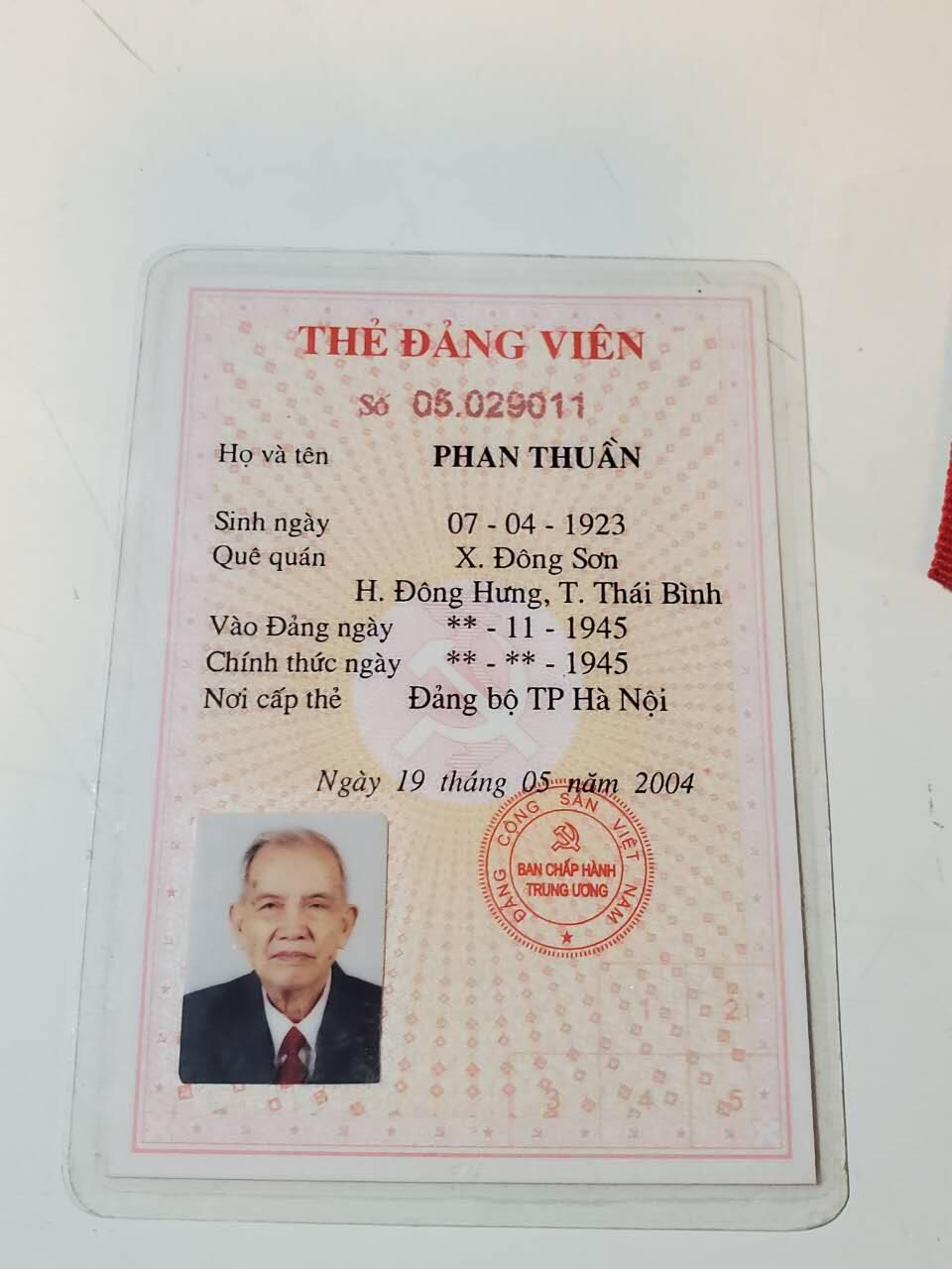 韵星假日拍卖第三十八期 -- Rimey Holidays Auction 38 越南越战老兵河内首都干部潘顺（与下一套为夫妻）全套 -- 二级独立勋章带略（第三高级勋章）一级抗战勋章带略 胡志明河内纪念奖章 河内市首都建设奖章 河内建设30年奖章 三枚越战战时白铜版本优秀士兵奖章 为教育事业服务奖章 师团奖章 荣军、社福，劳动部奖章 河内五十年大会代表证章 党代会出席证 非常齐全由原主流出 部分章打有军工厂厂标 一套品相等级材质兼具的套章 