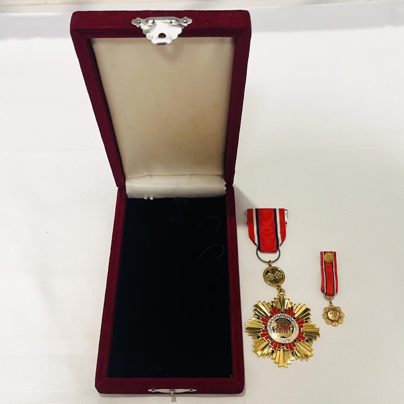 韵星假日拍卖第三十八期 -- Rimey Holidays Auction 38 二等服务奖章，带原盒与略章一套，担任公职二十年获得
