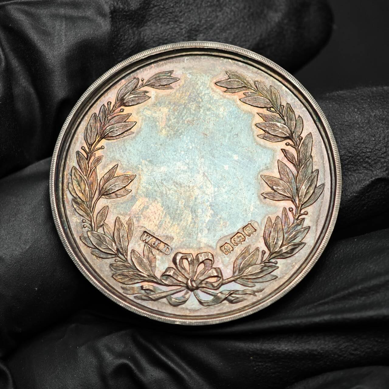 金瓯小拍第三期 古今币章 银价专场 英国布拉德菲尔德大学银章 重25.8克直径38.7mm 浓郁包浆黑中透金