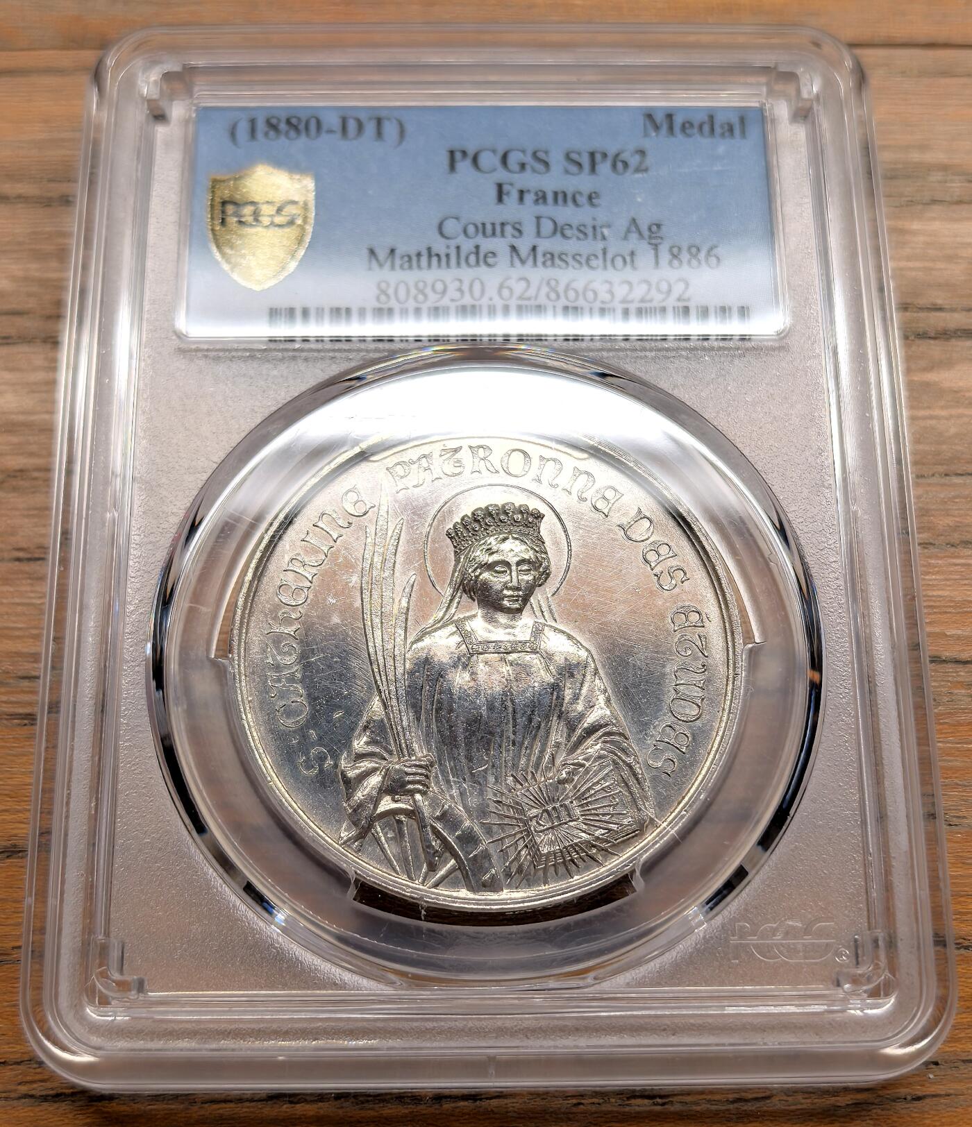 凡希社世界钱币微拍第三百十九期 1886法国“德西夫人师范教育课程”银质奖章PCGS-SP62，这枚纪念章是为表彰“德西夫人师范教育课程（Cours D'Education Normale De Mme Desir）”的学员而颁发的，获得者是玛蒂尔德·马瑟洛。这类纪念章是当时法国师范教育体系的重要见证，兼具荣誉表彰与纪念意义。