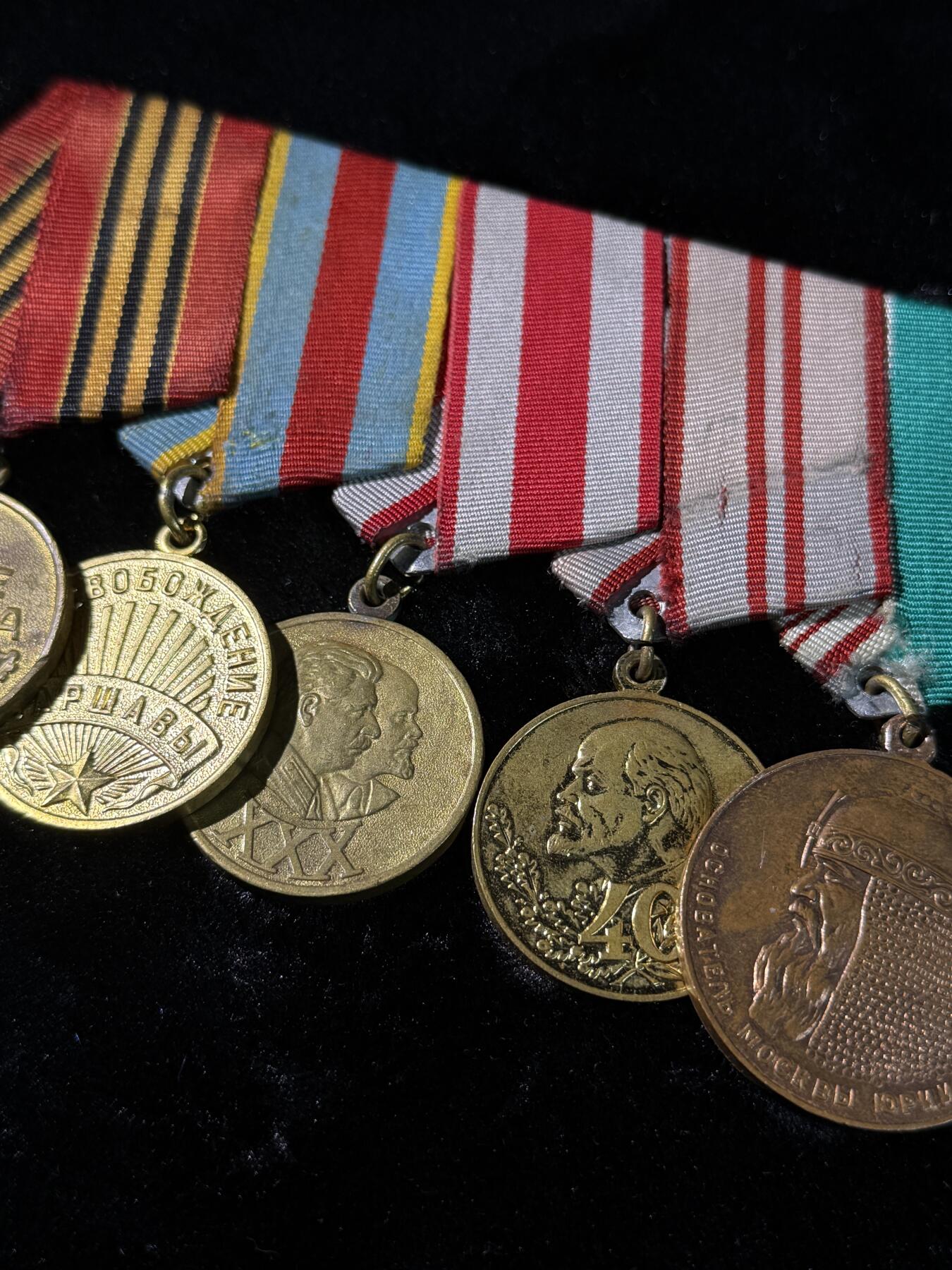 戎马世界章牌大赏第110期 苏联战役奖章奖章、建军周年奖章与莫斯科建成奖章联排