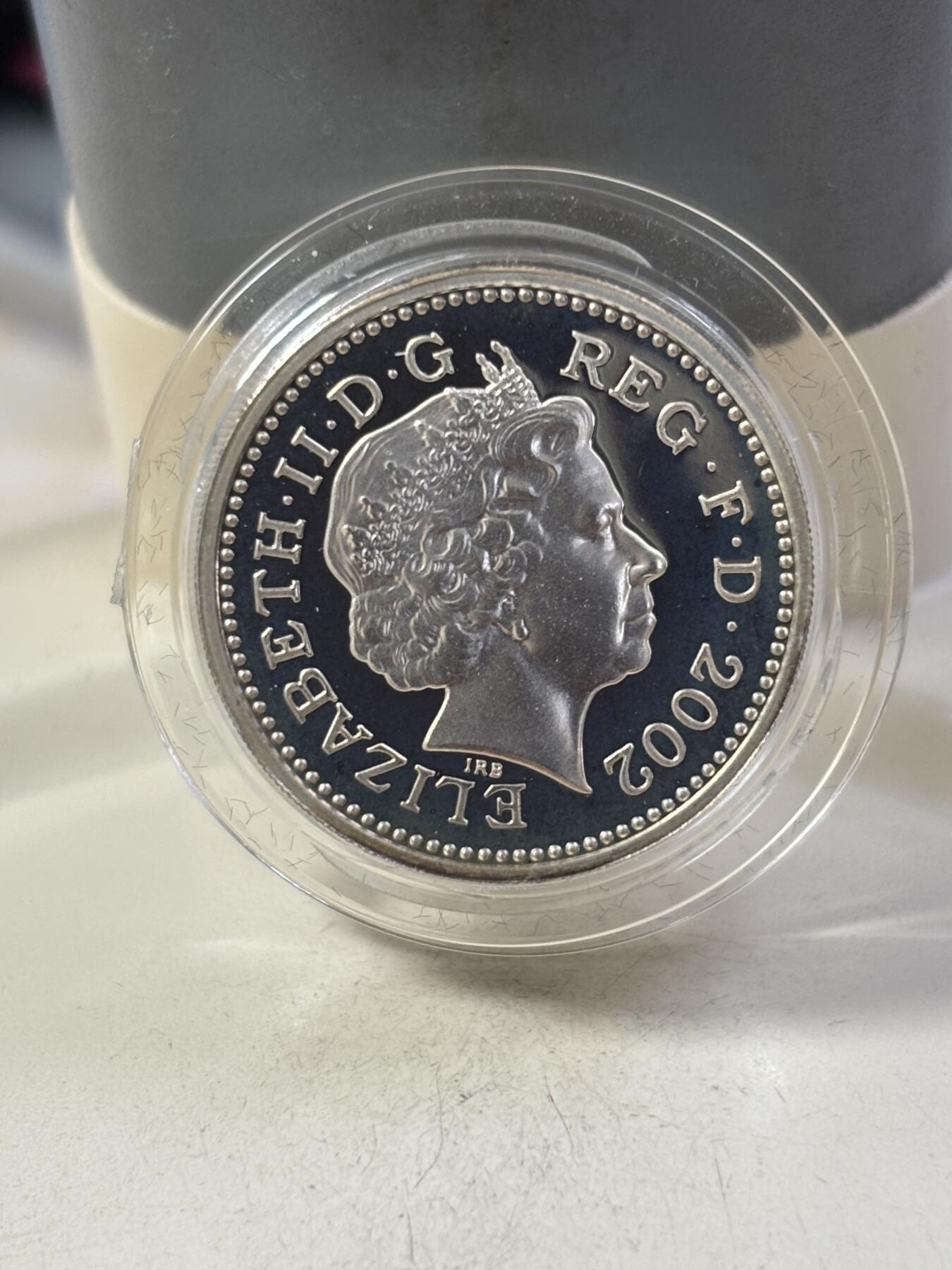 第189期拍卖 英国2002年1英镑系列英格兰三狮盾徽加厚纪念银币19克，925银，发行10000枚