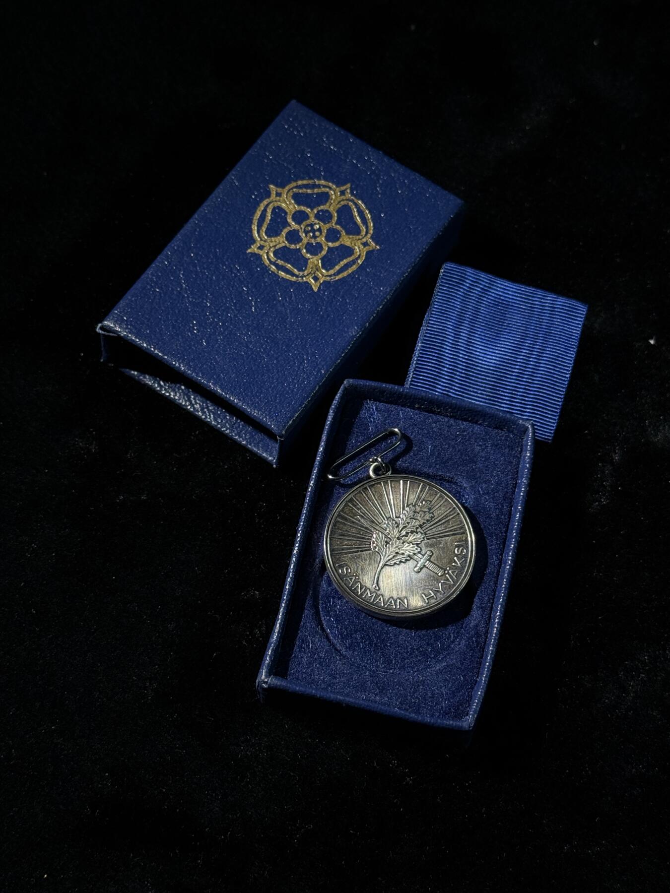 戎马世界章牌大赏第110期 芬兰一级白玫瑰奖章，带盒，银制，少见925银版本