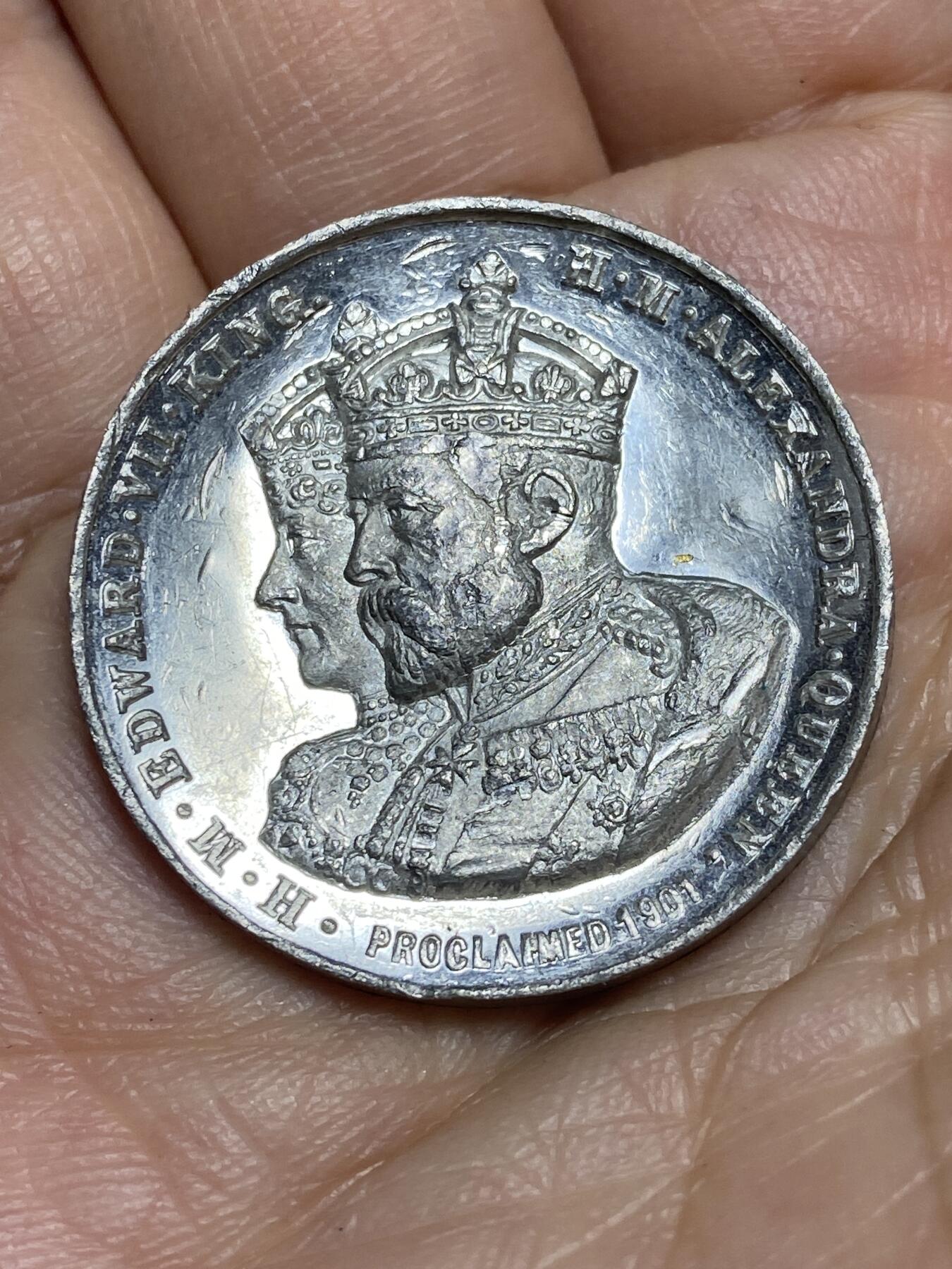 2026年第十五场(总第一百八十四场）外国好品散币场(免佣金) 凹陷不平–英国🇬🇧1902年纪念章(爱德华七世和亚历山德拉王后加冕纪念章，白鑞材质)