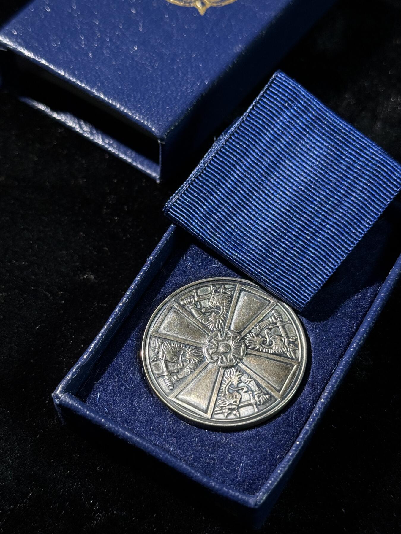 戎马世界章牌大赏第110期 芬兰一级白玫瑰奖章，带盒，银制，少见925银版本