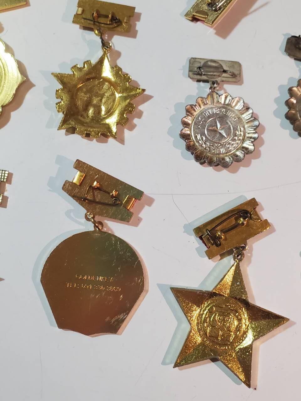 韵星假日拍卖第三十八期 -- Rimey Holidays Auction 38 越南越战老兵河内首都干部潘顺（与下一套为夫妻）全套 -- 二级独立勋章带略（第三高级勋章）一级抗战勋章带略 胡志明河内纪念奖章 河内市首都建设奖章 河内建设30年奖章 三枚越战战时白铜版本优秀士兵奖章 为教育事业服务奖章 师团奖章 荣军、社福，劳动部奖章 河内五十年大会代表证章 党代会出席证 非常齐全由原主流出 部分章打有军工厂厂标 一套品相等级材质兼具的套章 