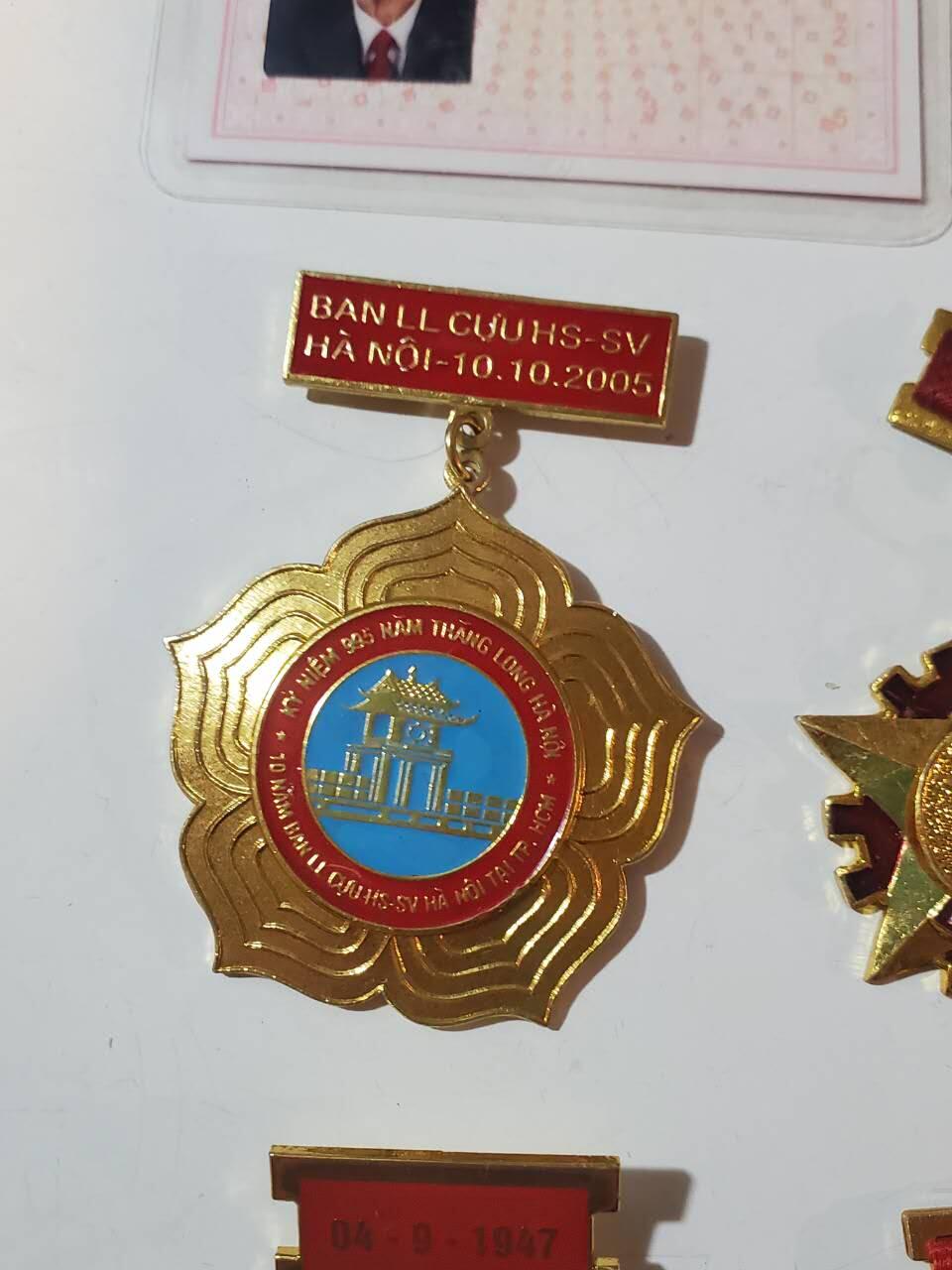 韵星假日拍卖第三十八期 -- Rimey Holidays Auction 38 越南越战老兵河内首都干部潘顺（与下一套为夫妻）全套 -- 二级独立勋章带略（第三高级勋章）一级抗战勋章带略 胡志明河内纪念奖章 河内市首都建设奖章 河内建设30年奖章 三枚越战战时白铜版本优秀士兵奖章 为教育事业服务奖章 师团奖章 荣军、社福，劳动部奖章 河内五十年大会代表证章 党代会出席证 非常齐全由原主流出 部分章打有军工厂厂标 一套品相等级材质兼具的套章 