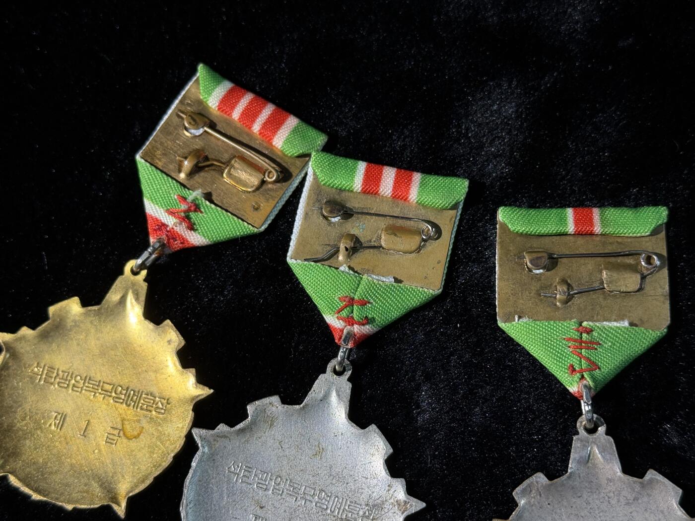 戎马世界章牌大赏第110期 朝鲜一二三级煤炭服务勋章，挂布后配，三级一角珐琅有补