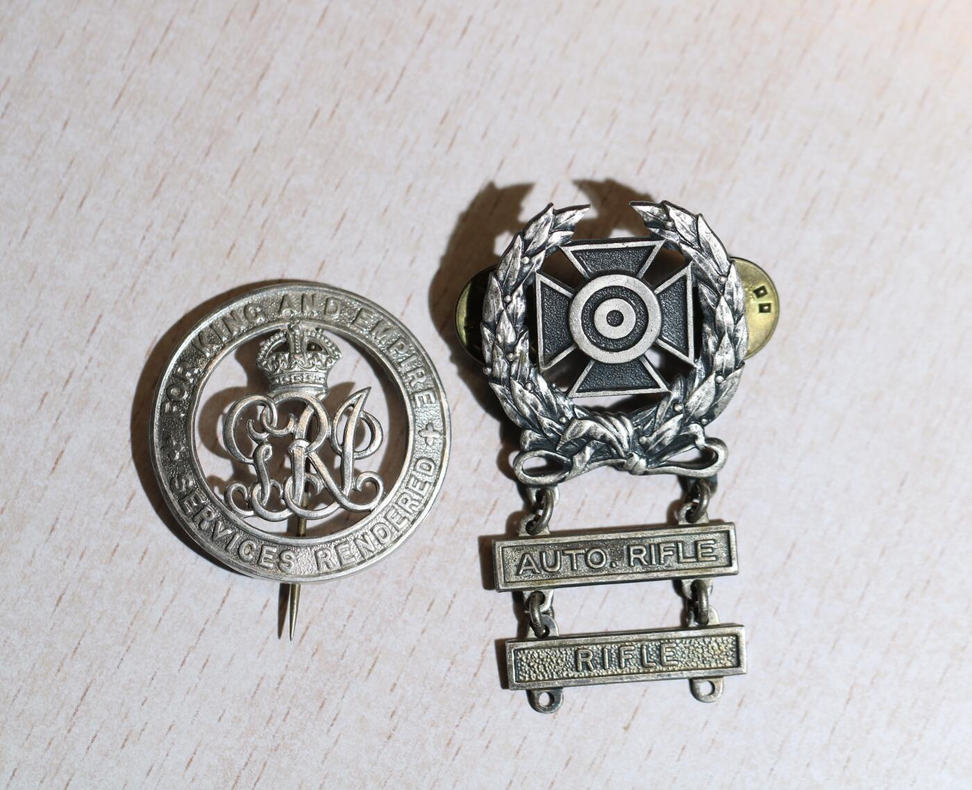 大猫徽章拍卖 第287期 二战美军飞虎队臂章，中上，英国二战纯银战伤奖章，中下美军伞兵胸章，迷你章，纯银，右1美军高级射击章，纯银