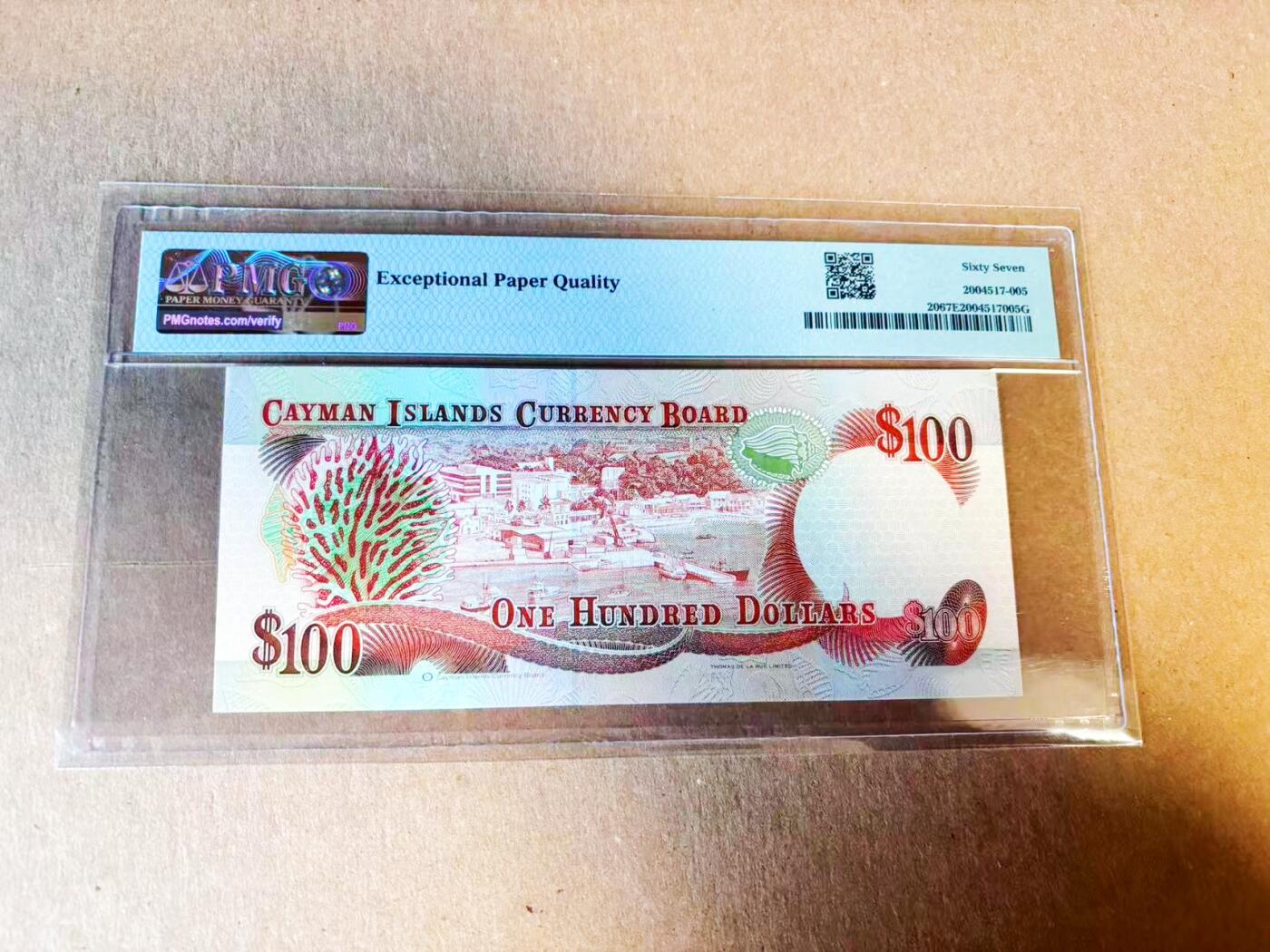 【Blue Auction】世界纸币精拍第779期——18级TOP拍卖/信誉/品质/专业/高效💫 【亚军分 首发冠 狮子号 错标】开曼1996年100元 花冠女王 背面为首府乔治敦港口景色 PMG67EPQ高分 标签多了一个1