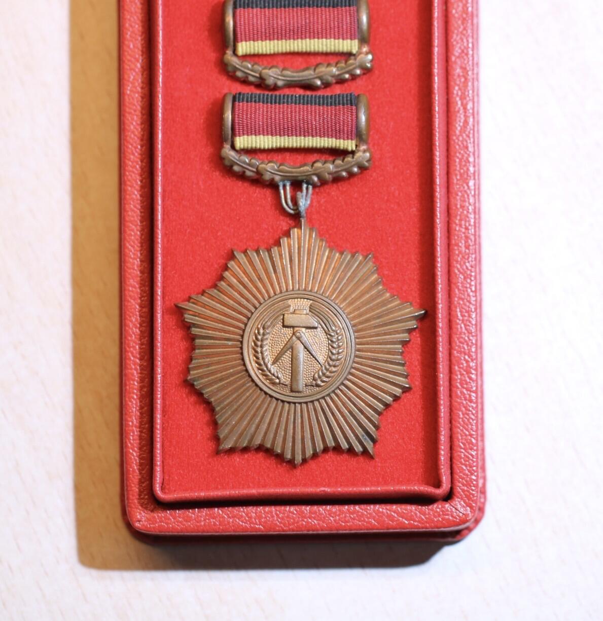 大猫徽章拍卖 第287期 东德铜级祖国功勋勋章 第一版提手环