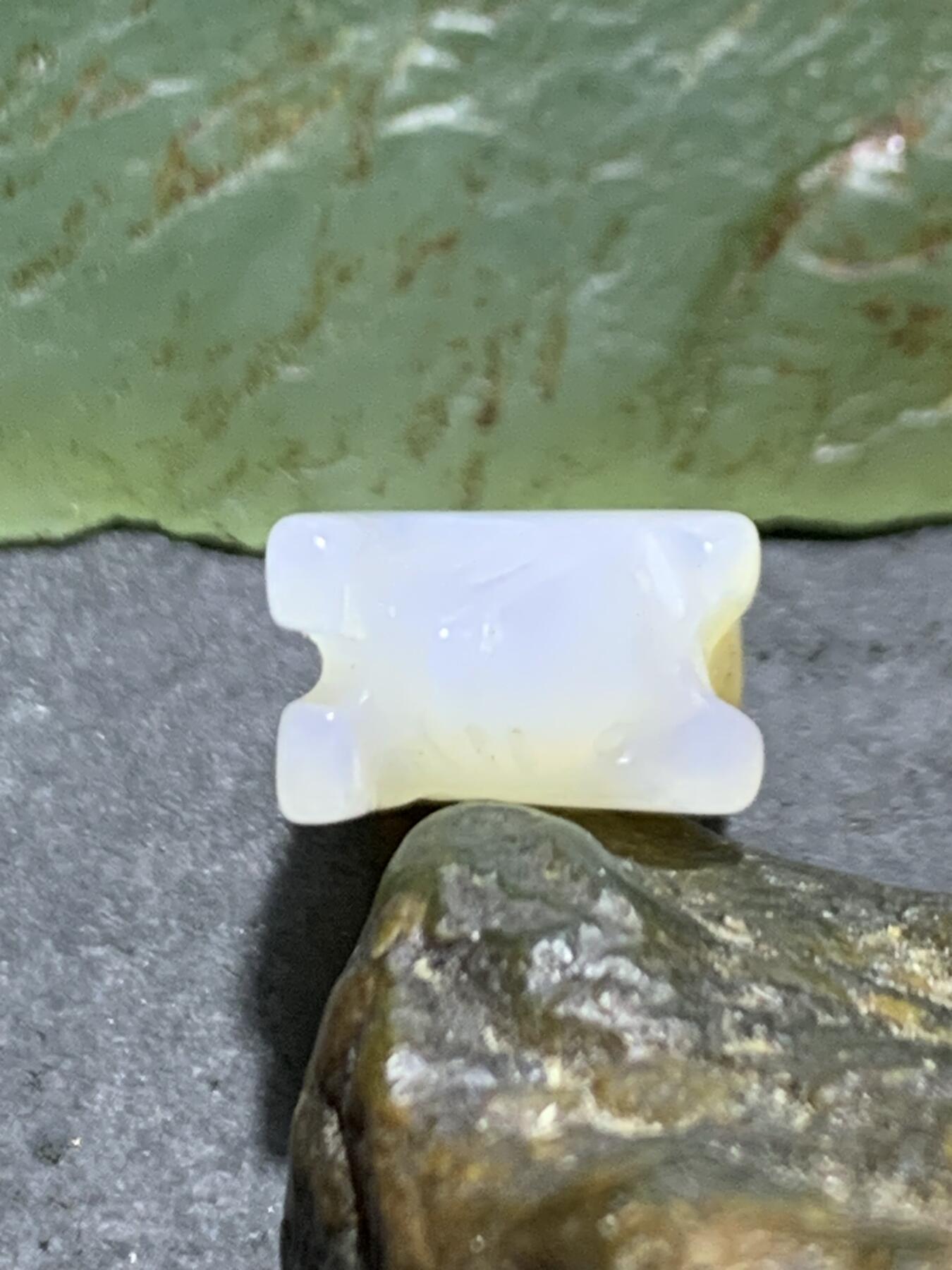 精美海洋玉髓手工雕刻灵鼠吊坠一颗