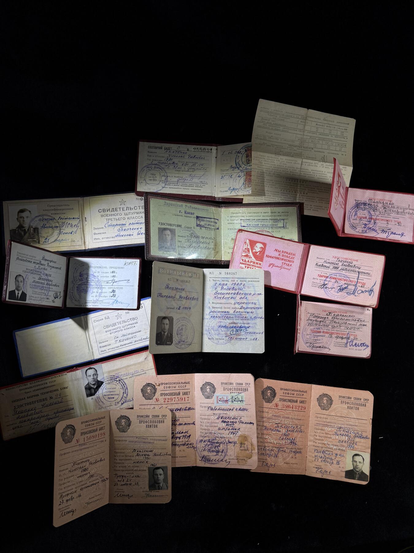 戎马世界章牌大赏第110期 苏联空军飞行侦察员勋章证书与证件一套，带得主相关事迹与履历，得主曾驾驶飞机（推测为雅克9R）侦查敌军部队、港口，并在行动中消灭敌军40人，获得红旗勋章