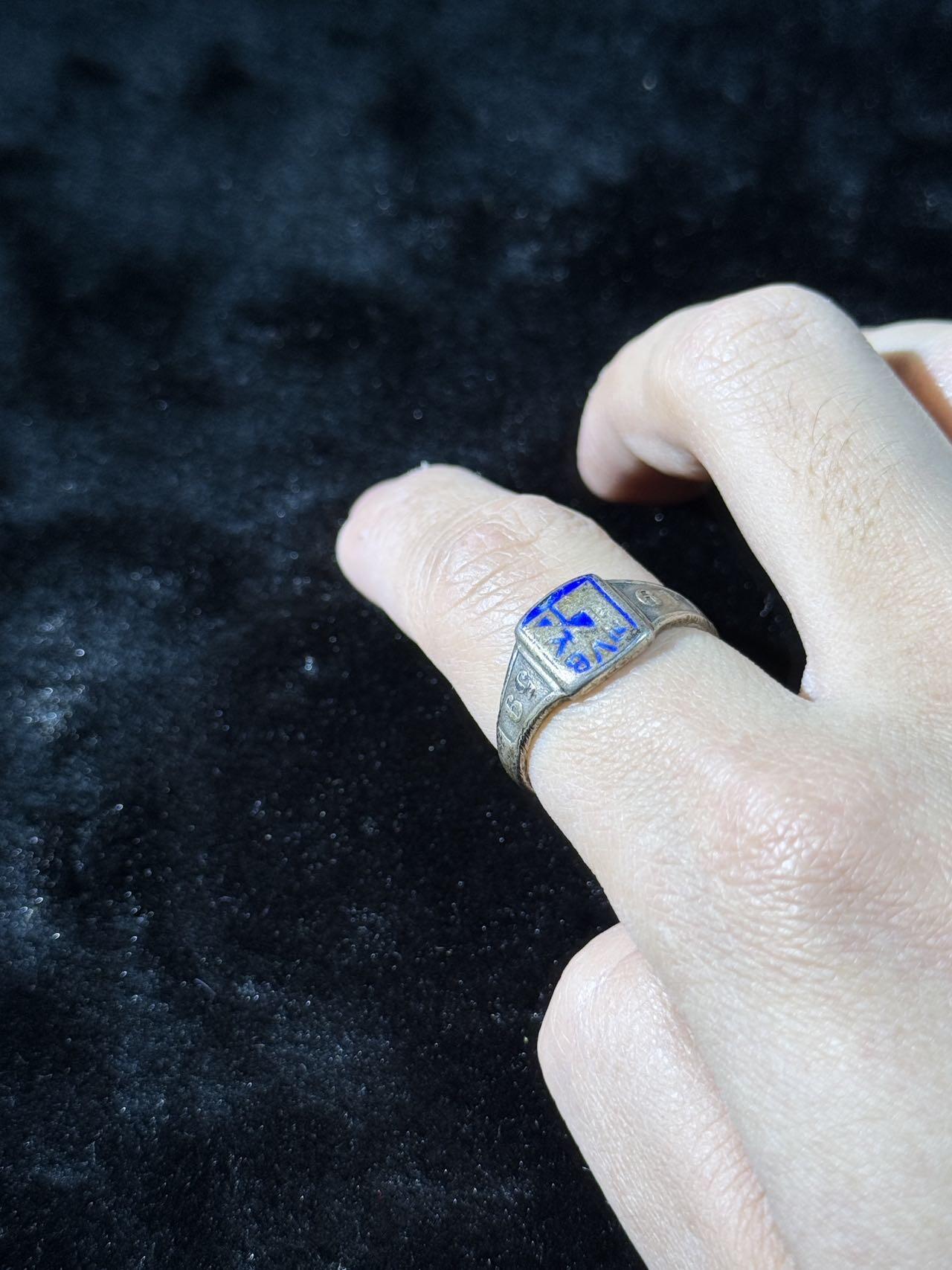 戎马世界章牌大赏第110期 芬兰 学校毕业戒指 银制珐琅带标 内侧带铭文，珐琅有磕碰