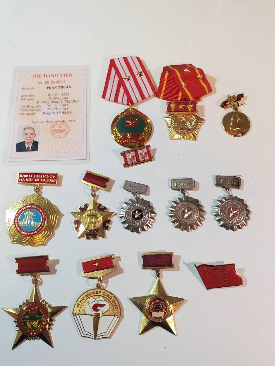 韵星假日拍卖第三十八期 -- Rimey Holidays Auction 38 越南越战老兵河内首都干部潘顺（与下一套为夫妻）全套 -- 二级独立勋章带略（第三高级勋章）一级抗战勋章带略 胡志明河内纪念奖章 河内市首都建设奖章 河内建设30年奖章 三枚越战战时白铜版本优秀士兵奖章 为教育事业服务奖章 师团奖章 荣军、社福，劳动部奖章 河内五十年大会代表证章 党代会出席证 非常齐全由原主流出 部分章打有军工厂厂标 一套品相等级材质兼具的套章 
