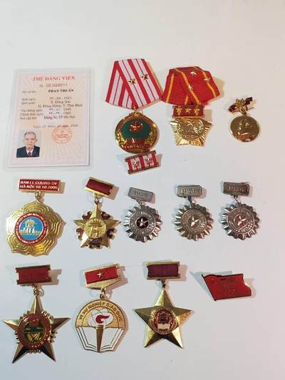 韵星假日军品类拍卖第三十八期 -- Rimey Holidays Militaria Auction 38 - 越南越战老兵河内首都干部潘顺（与下一套为夫妻）全套 -- 二级独立勋章带略（第三高级勋章）一级抗战勋章带略 胡志明河内纪念奖章 河内市首都建设奖章 河内建设30年奖章 三枚越战战时白铜版本优秀士兵奖章 为教育事业服务奖章 师团奖章 荣军、社福，劳动部奖章 河内五十年大会代表证章 党代会出席证 非常齐全由原主流出 部分章打有军工厂厂标 一套品相等级材质兼具的套章 