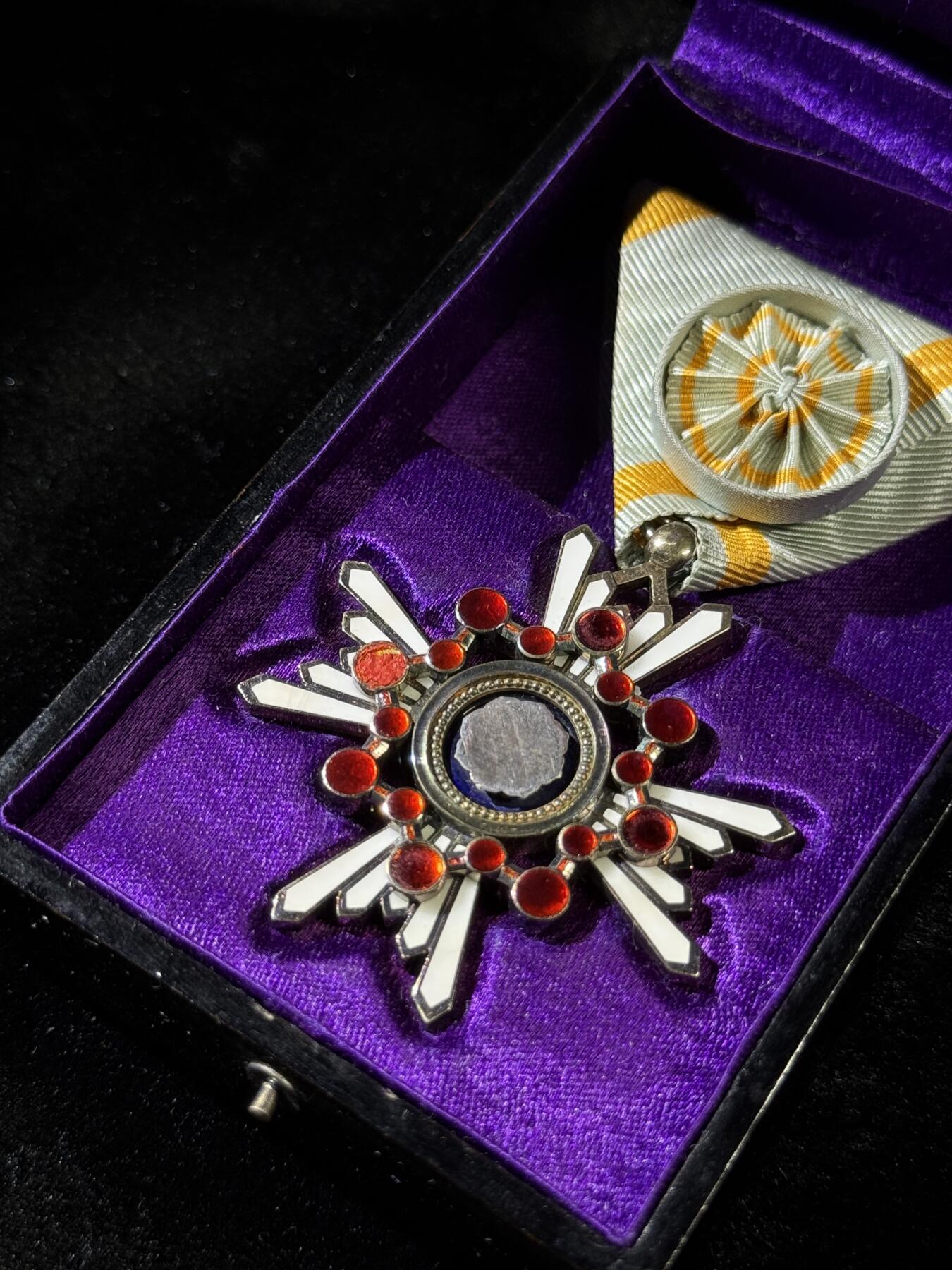 戎马世界章牌大赏第110期 日本勋四等瑞宝章，珐琅有损