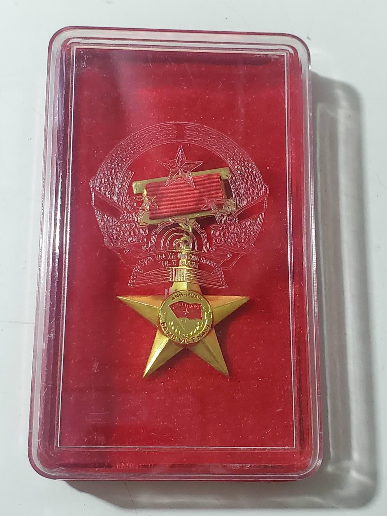 韵星假日拍卖第三十八期 -- Rimey Holidays Auction 38 越南社会主义共和国英雄母亲称号金星勋章 第一版 带原盒 原盒少见 非地摊后造版本