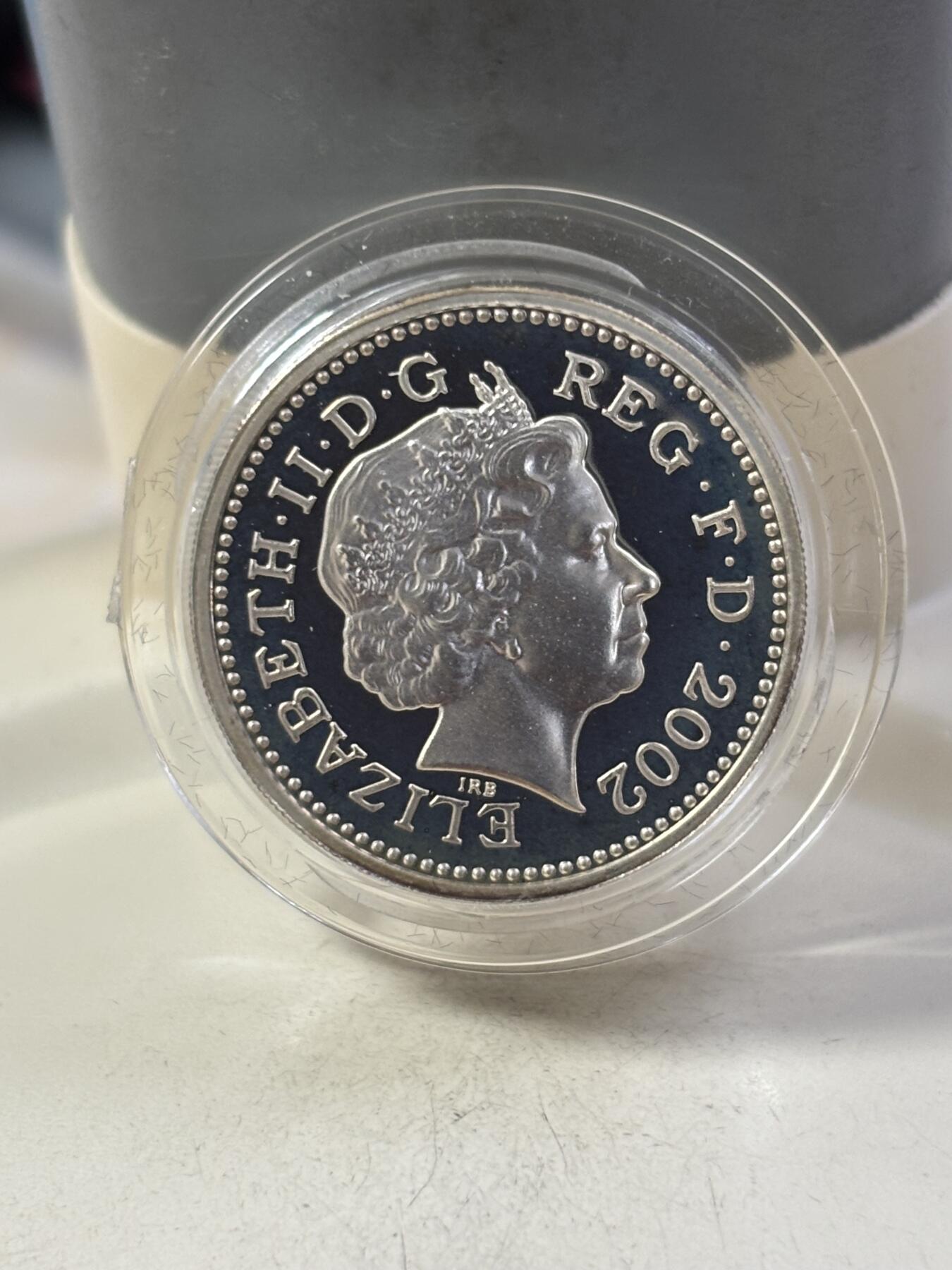 第189期拍卖 英国2002年1英镑系列英格兰三狮盾徽加厚纪念银币19克，925银，发行10000枚
