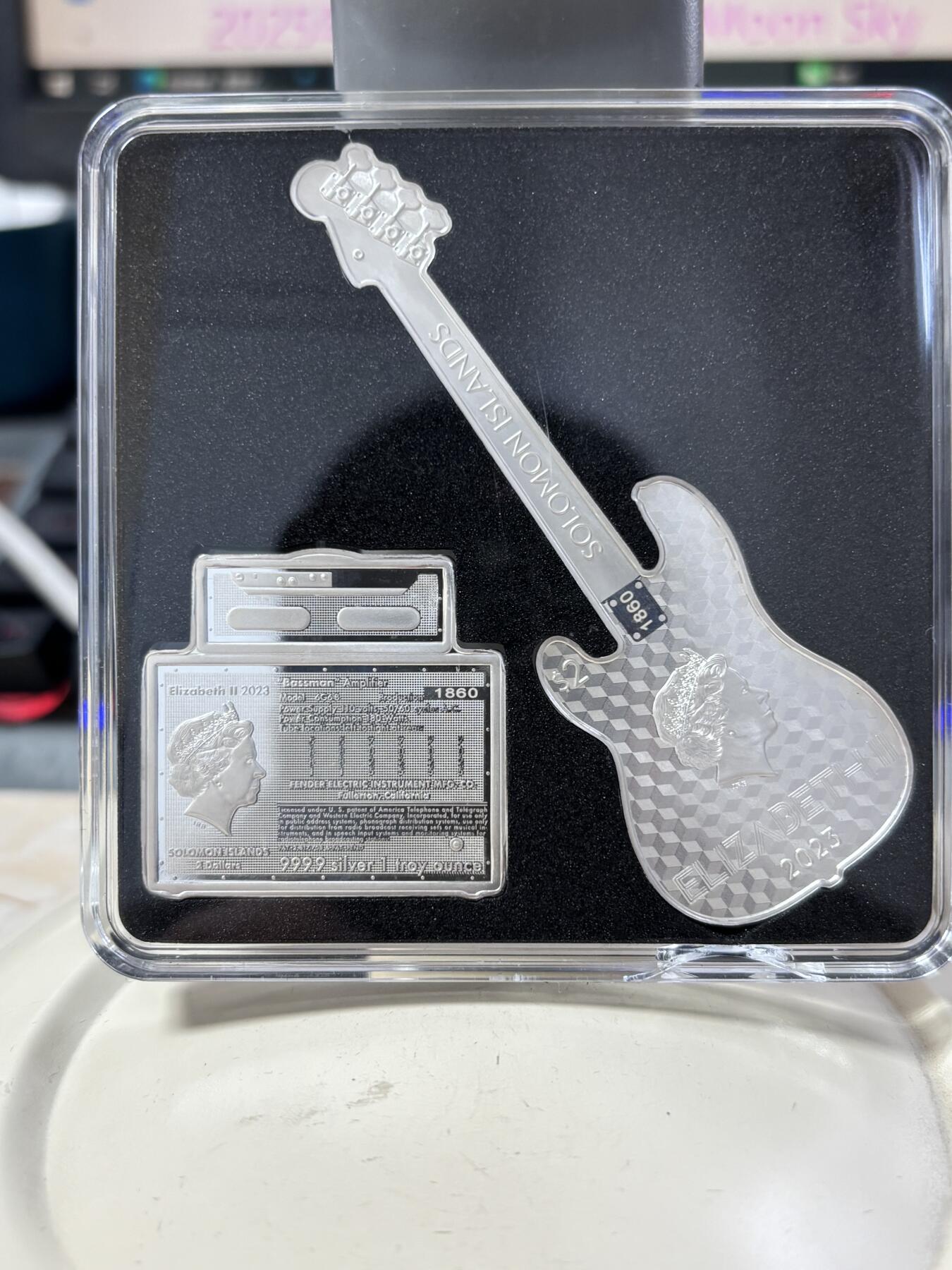 第189期拍卖 所罗门2023年吉他和放大器彩色纪念银币2枚套装，1盎司*2，999银，发行4000枚，塑料盒有破