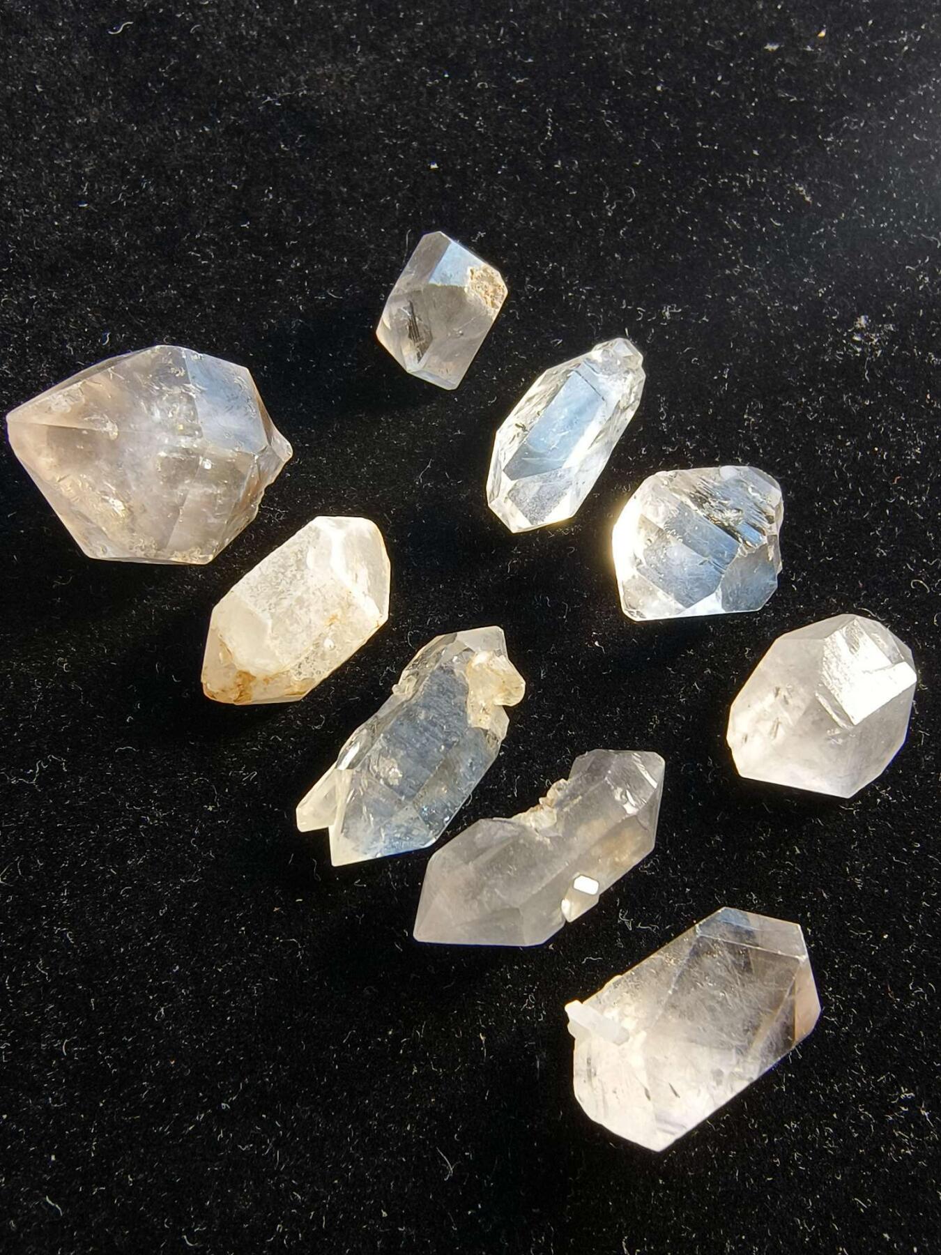 七河·世界币章矿标杂件每周小拍（总第35期）（本场周二结标） k615（5） 云贵闪灵水晶原石一组9件 50克