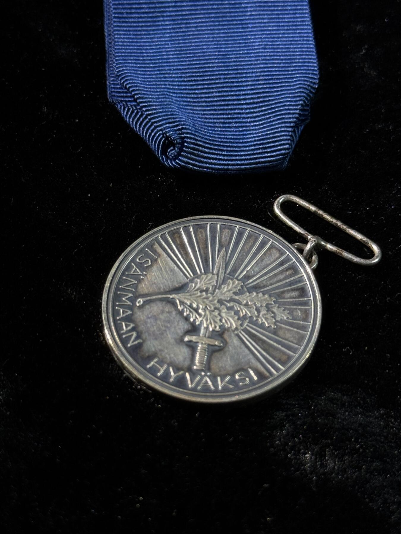 戎马世界章牌大赏第110期 芬兰一级白玫瑰奖章，银制，14g左右