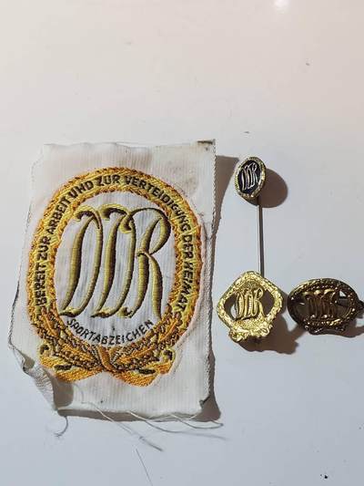 韵星假日拍卖第三十八期 -- Rimey Holidays Auction 38 - 民主德国金级体能证章一套- 布制金级体能证章 金级体能两枚 一枚插针