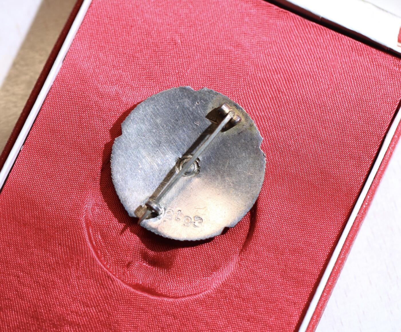 大猫徽章拍卖 第287期 南斯拉夫3级人民功勋勋章，纯银，带原盒，证书，海军。