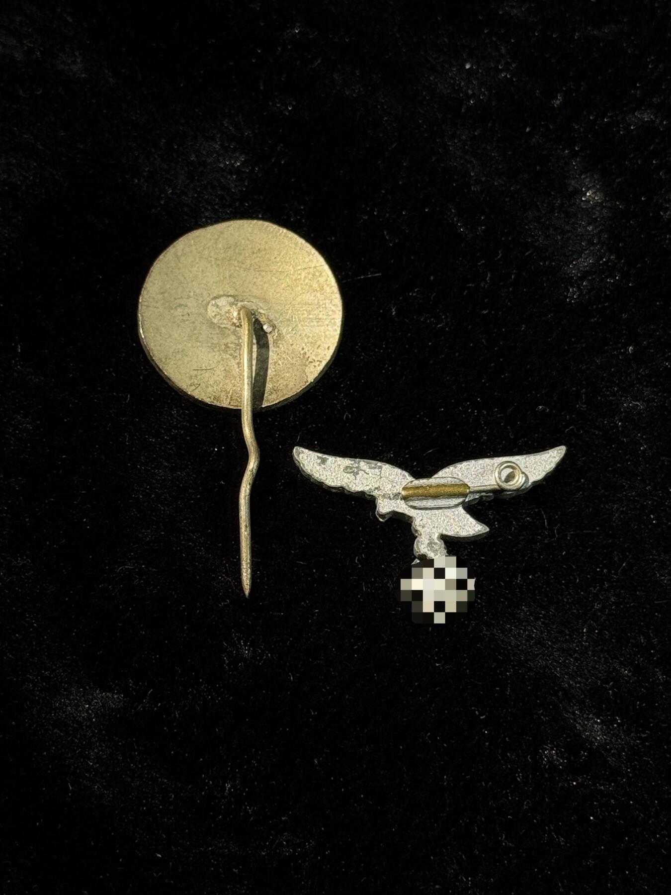 戎马世界章牌大赏第110期 德国万字徽章（战后纪念品）与空军小证章（存疑）