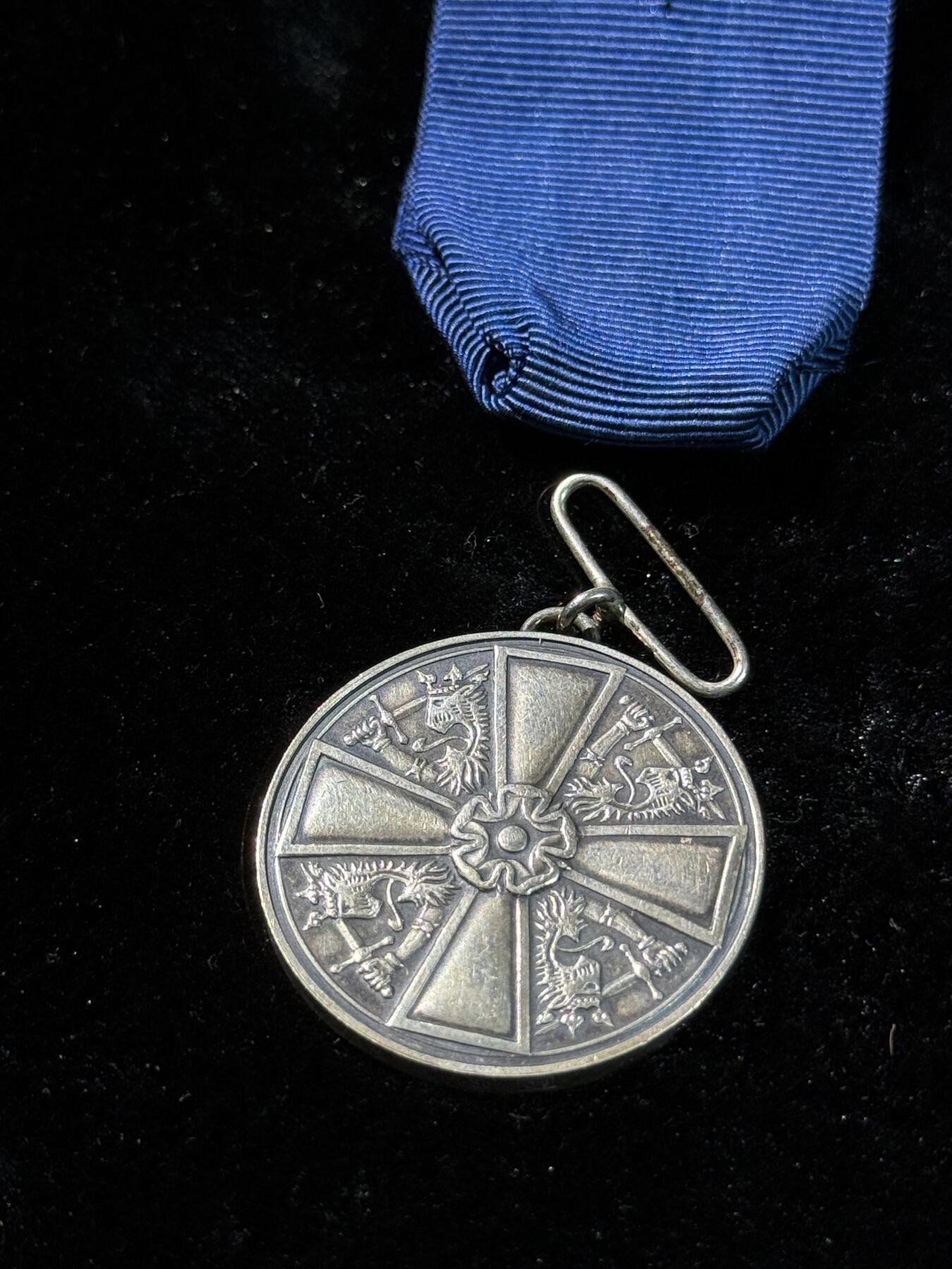 戎马世界章牌大赏第110期 芬兰一级白玫瑰奖章，银制，14g左右