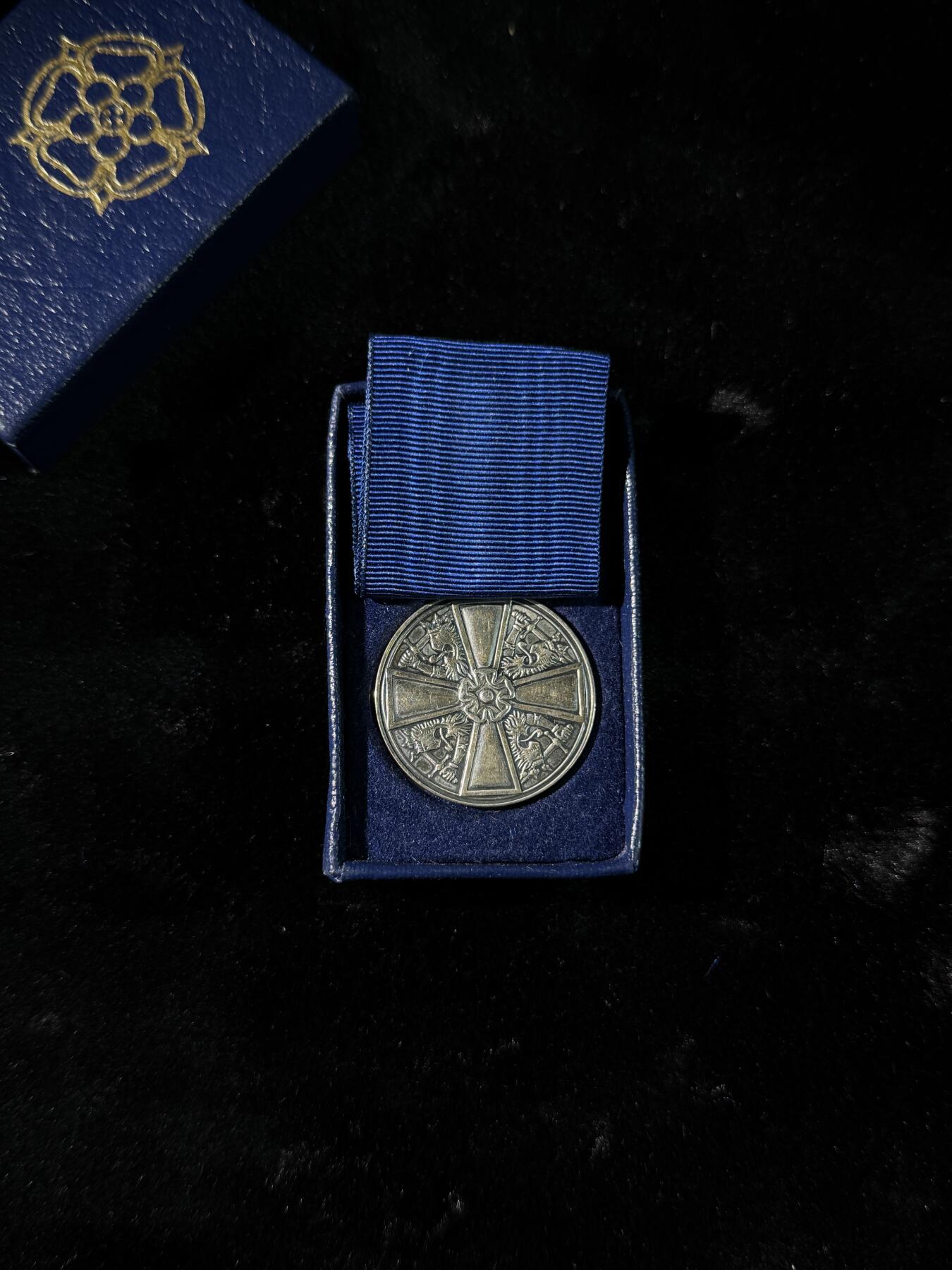 戎马世界章牌大赏第110期 芬兰一级白玫瑰奖章，带盒，银制，少见925银版本