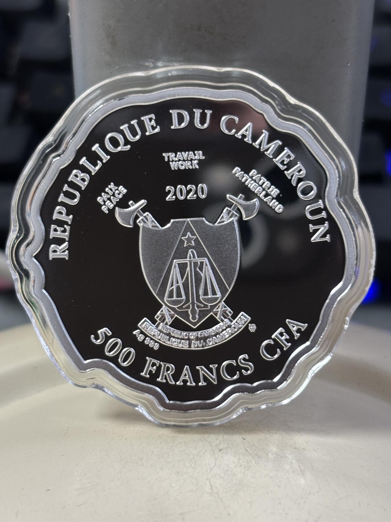 第189期拍卖 喀麦隆2020年送子鸟新生婴儿多边形彩色纪念银币，999银，16.81克，发行999枚，有起泡