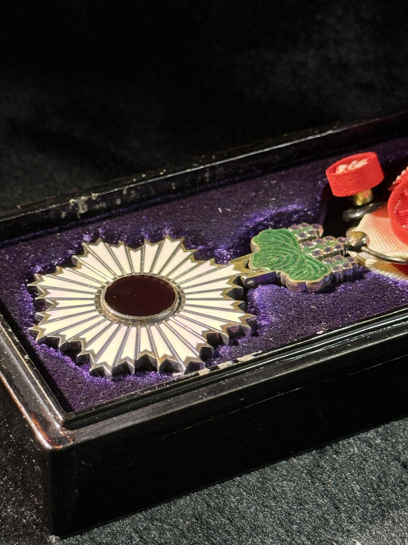 戎马世界章牌大赏第110期 日本勋四等旭日章，银制，盒子轻微瑕疵