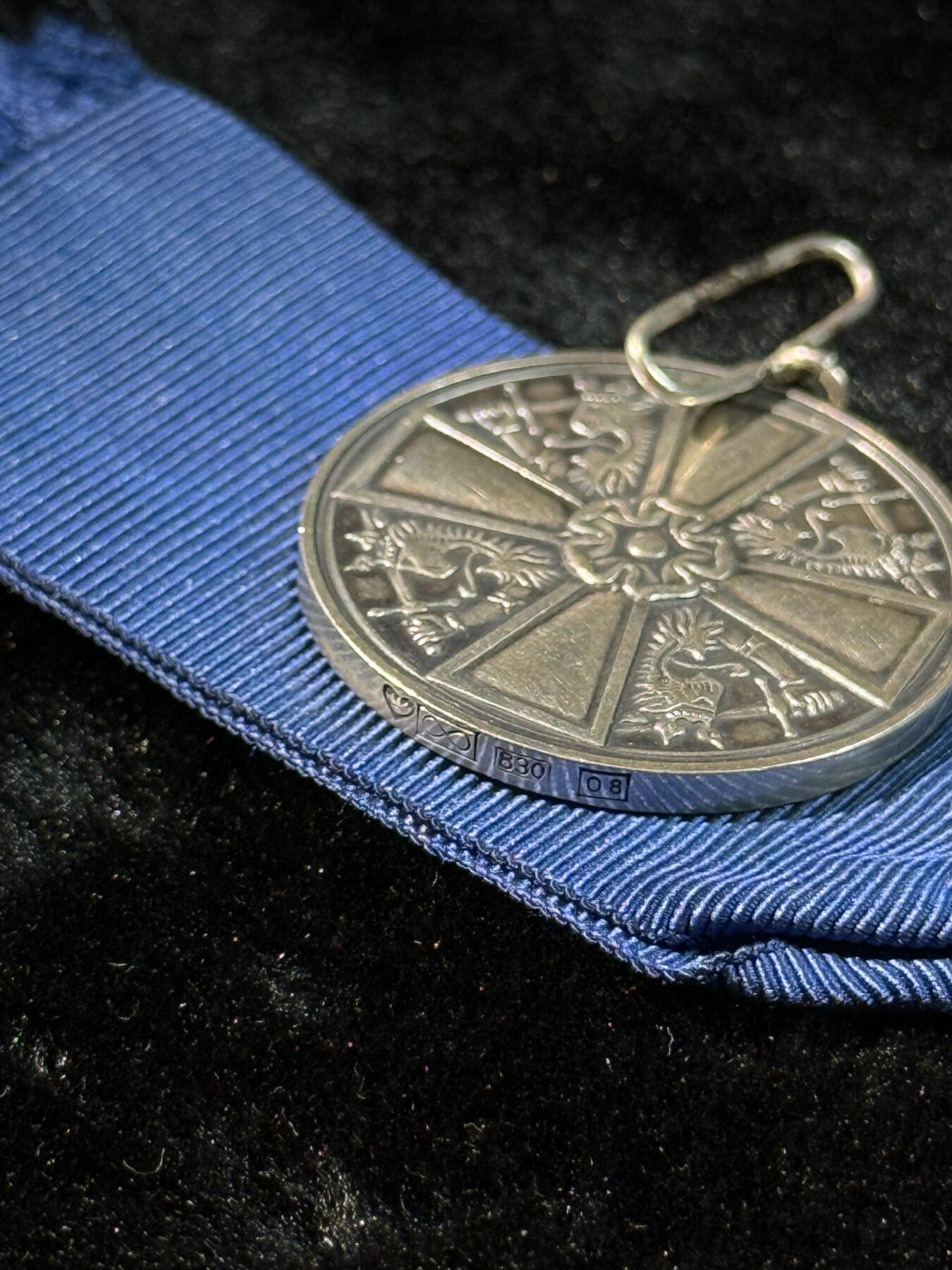 戎马世界章牌大赏第110期 芬兰一级白玫瑰奖章，银制，14g左右