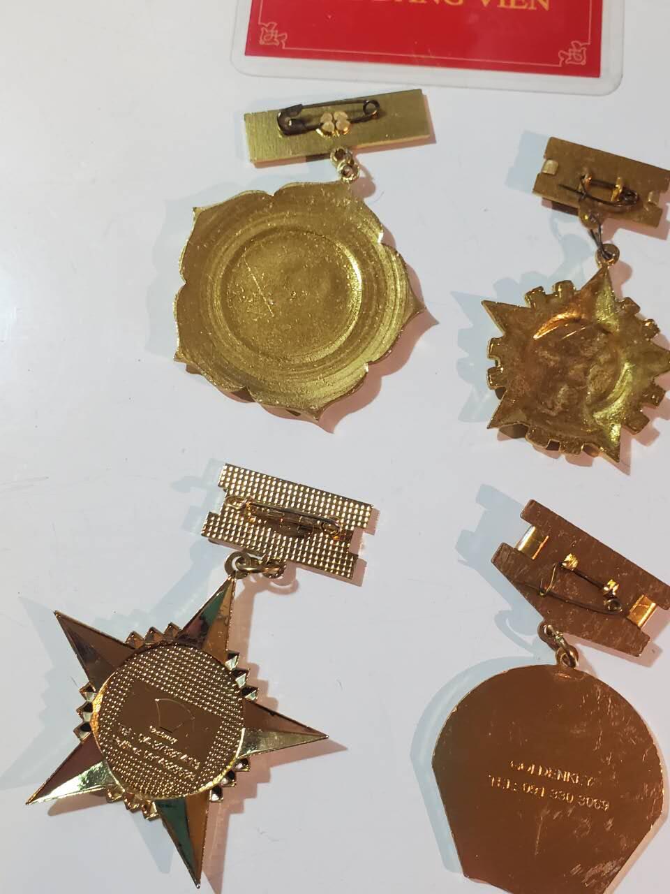 韵星假日拍卖第三十八期 -- Rimey Holidays Auction 38 越南越战老兵河内首都干部潘顺（与下一套为夫妻）全套 -- 二级独立勋章带略（第三高级勋章）一级抗战勋章带略 胡志明河内纪念奖章 河内市首都建设奖章 河内建设30年奖章 三枚越战战时白铜版本优秀士兵奖章 为教育事业服务奖章 师团奖章 荣军、社福，劳动部奖章 河内五十年大会代表证章 党代会出席证 非常齐全由原主流出 部分章打有军工厂厂标 一套品相等级材质兼具的套章 