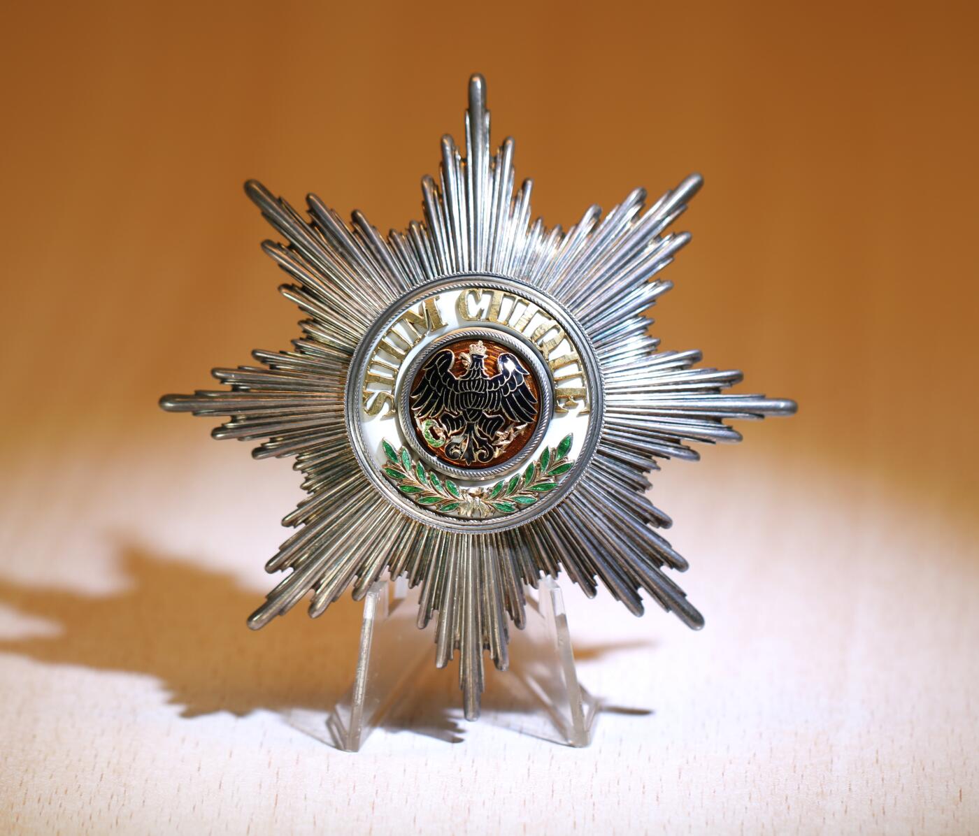 大猫徽章拍卖 第287期 德意志帝国  普鲁士——黑鹰勋章胸星 胸星以银、金及珐琅材质制成。这颗星由柏林的 J. 瓦格纳制作，并在针钩下方显示出制作者标识——“W”。