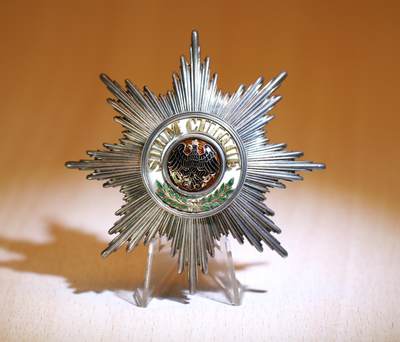 大猫徽章拍卖 第287期 - 德意志帝国  普鲁士——黑鹰勋章胸星 胸星以银、金及珐琅材质制成。这颗星由柏林的 J. 瓦格纳制作，并在针钩下方显示出制作者标识——“W”。