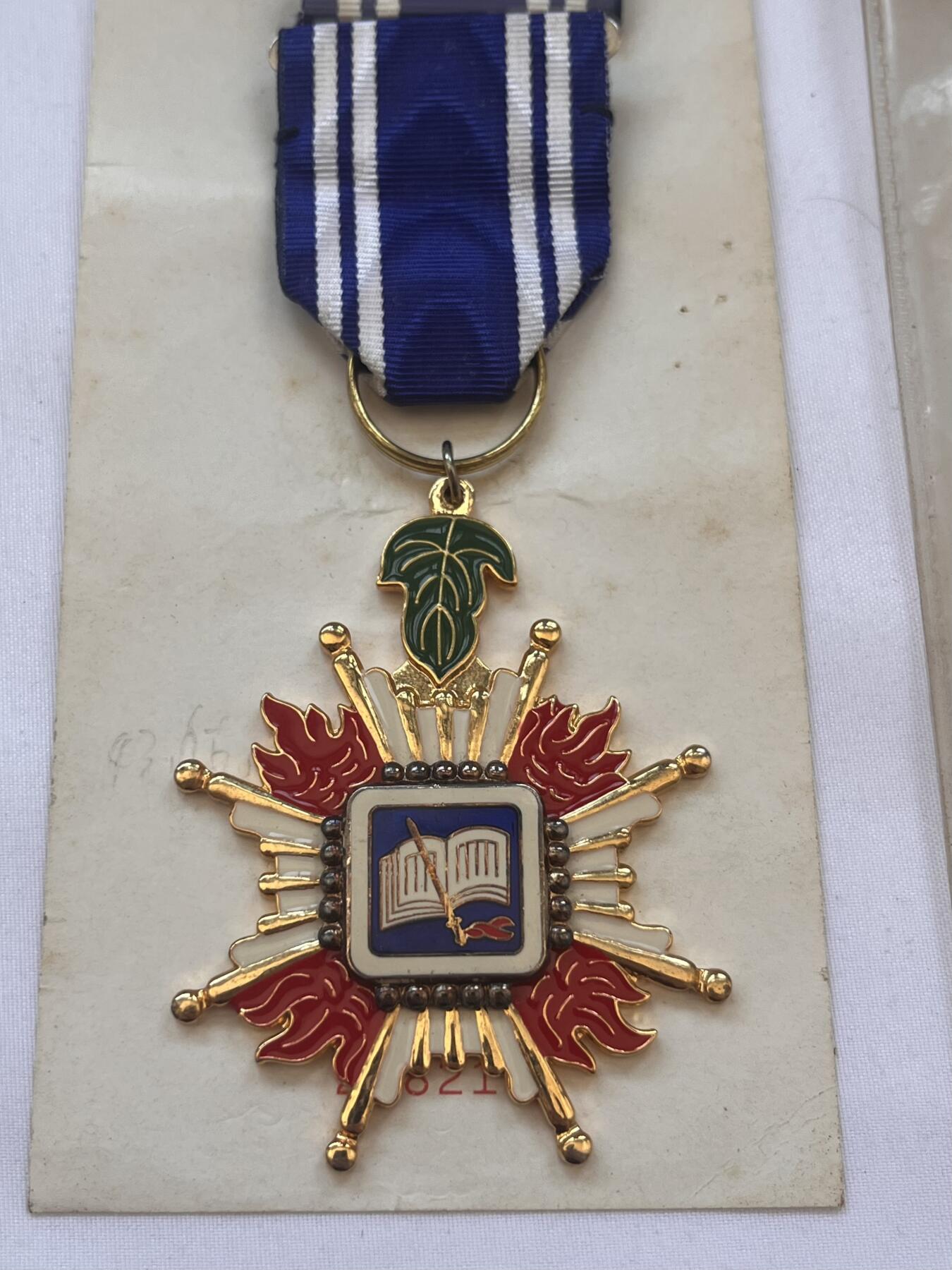 韵星假日拍卖第三十八期 -- Rimey Holidays Auction 38 银质忠勤勋章，80年代实发有编号版本，带略章、原卡纸与原封套，重约43.6克左右