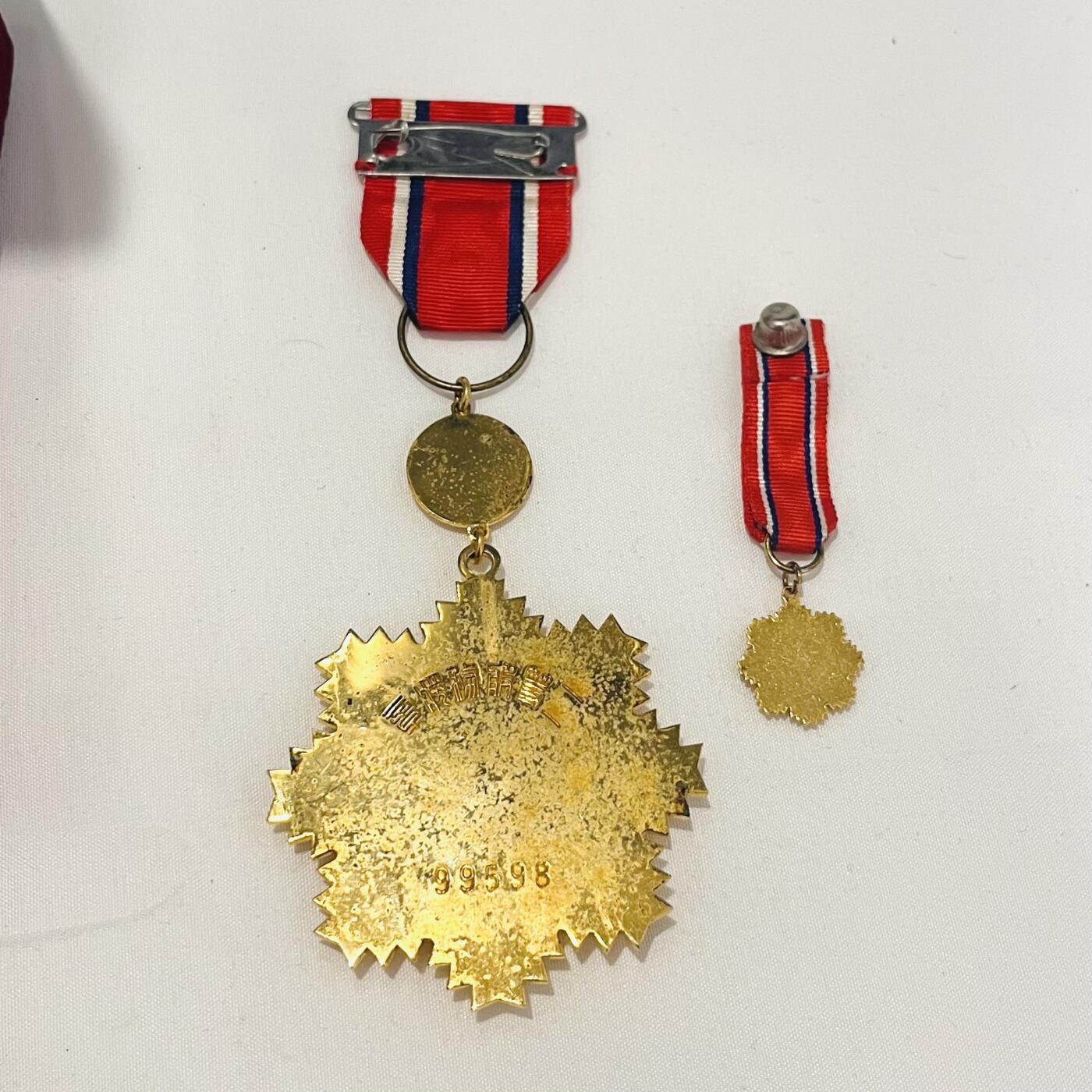 韵星假日拍卖第三十八期 -- Rimey Holidays Auction 38 二等服务奖章，带原盒与略章一套，担任公职二十年获得