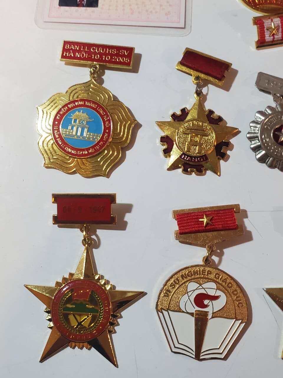韵星假日拍卖第三十八期 -- Rimey Holidays Auction 38 越南越战老兵河内首都干部潘顺（与下一套为夫妻）全套 -- 二级独立勋章带略（第三高级勋章）一级抗战勋章带略 胡志明河内纪念奖章 河内市首都建设奖章 河内建设30年奖章 三枚越战战时白铜版本优秀士兵奖章 为教育事业服务奖章 师团奖章 荣军、社福，劳动部奖章 河内五十年大会代表证章 党代会出席证 非常齐全由原主流出 部分章打有军工厂厂标 一套品相等级材质兼具的套章 